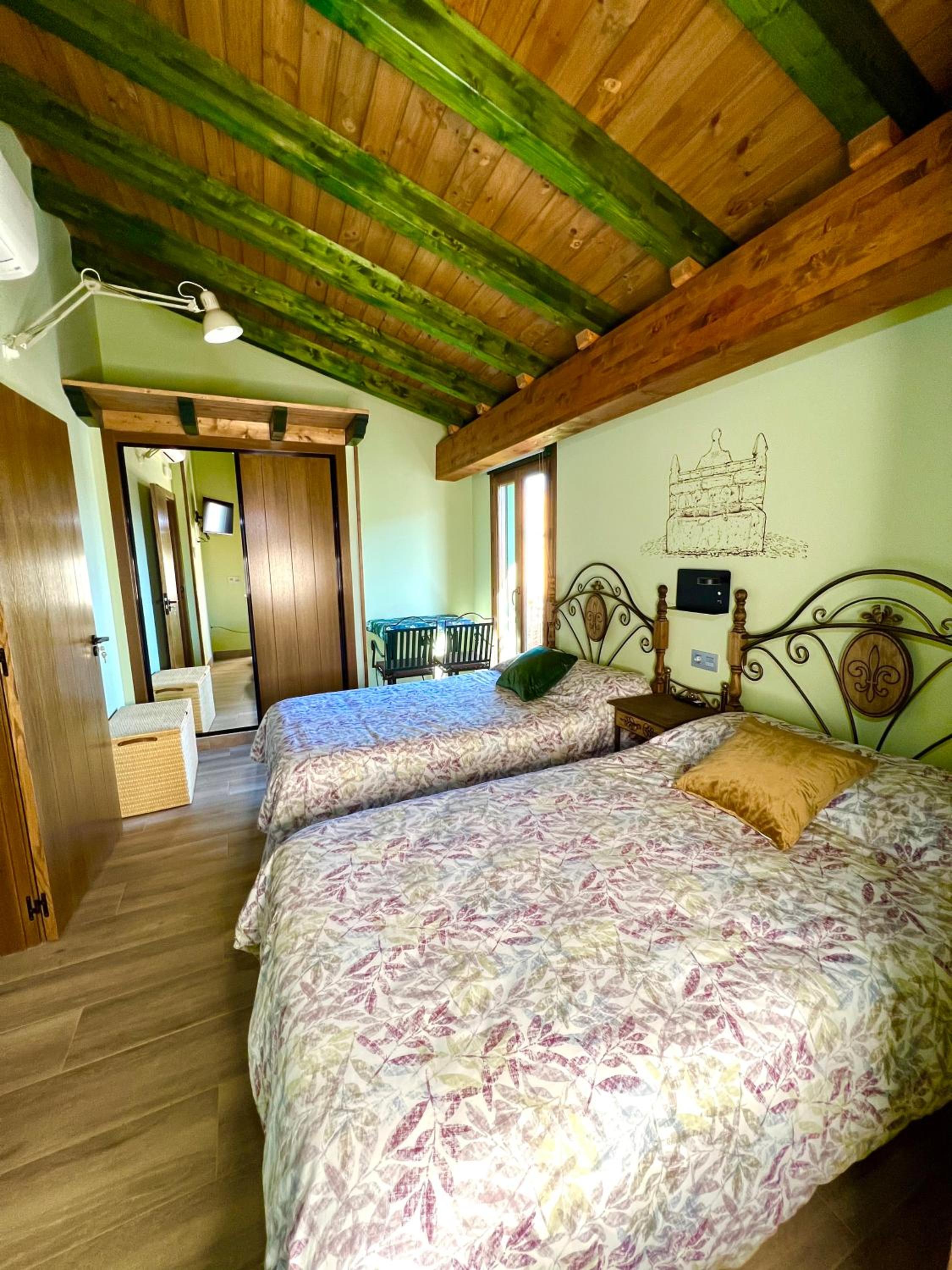Twin Room with Private Bathroom photo 3