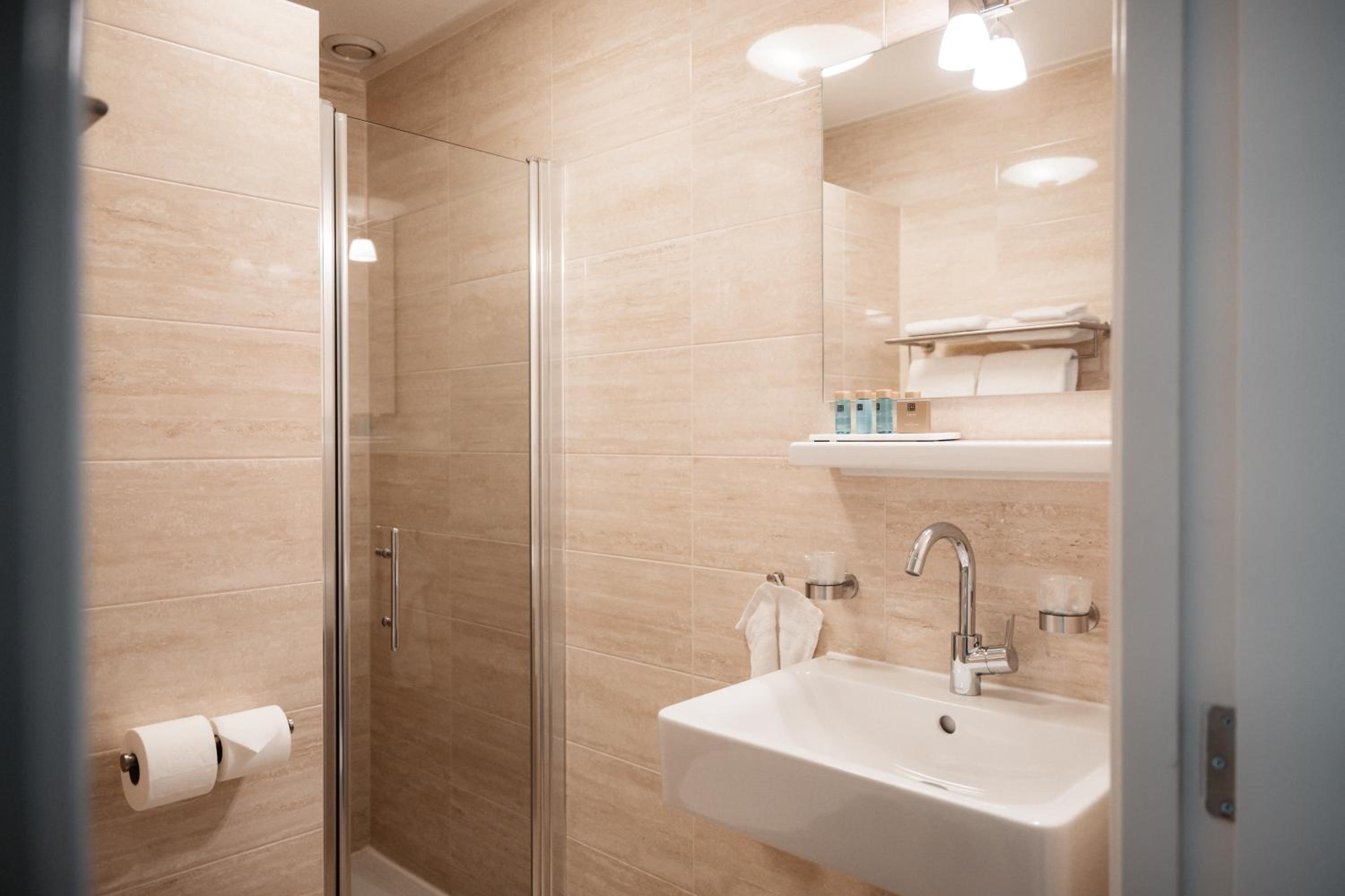 Comfort Double Room with Bath or Shower photo 2