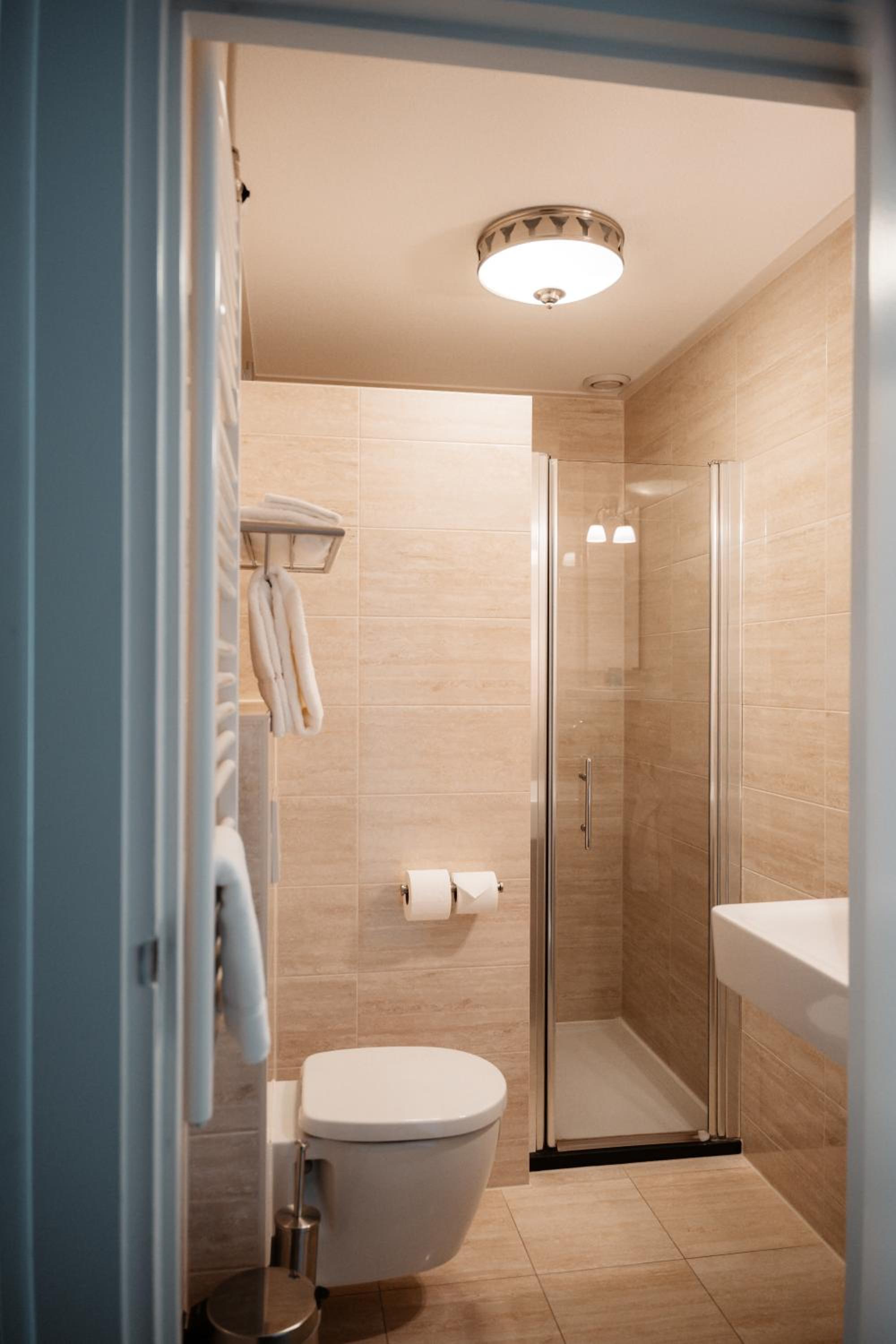 Comfort Double Room with Bath or Shower photo 3