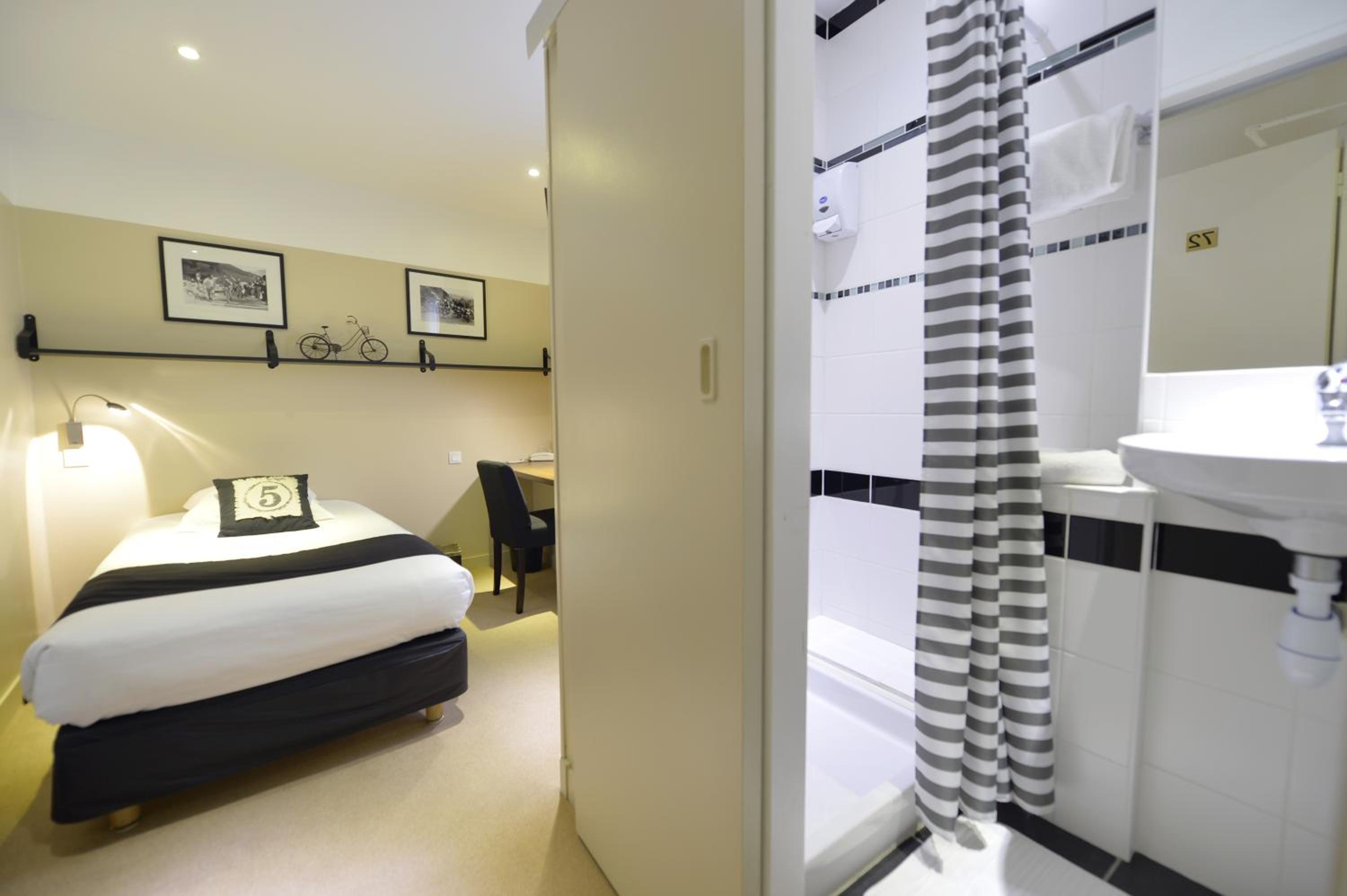 Single Room with Private Bathroom photo 2