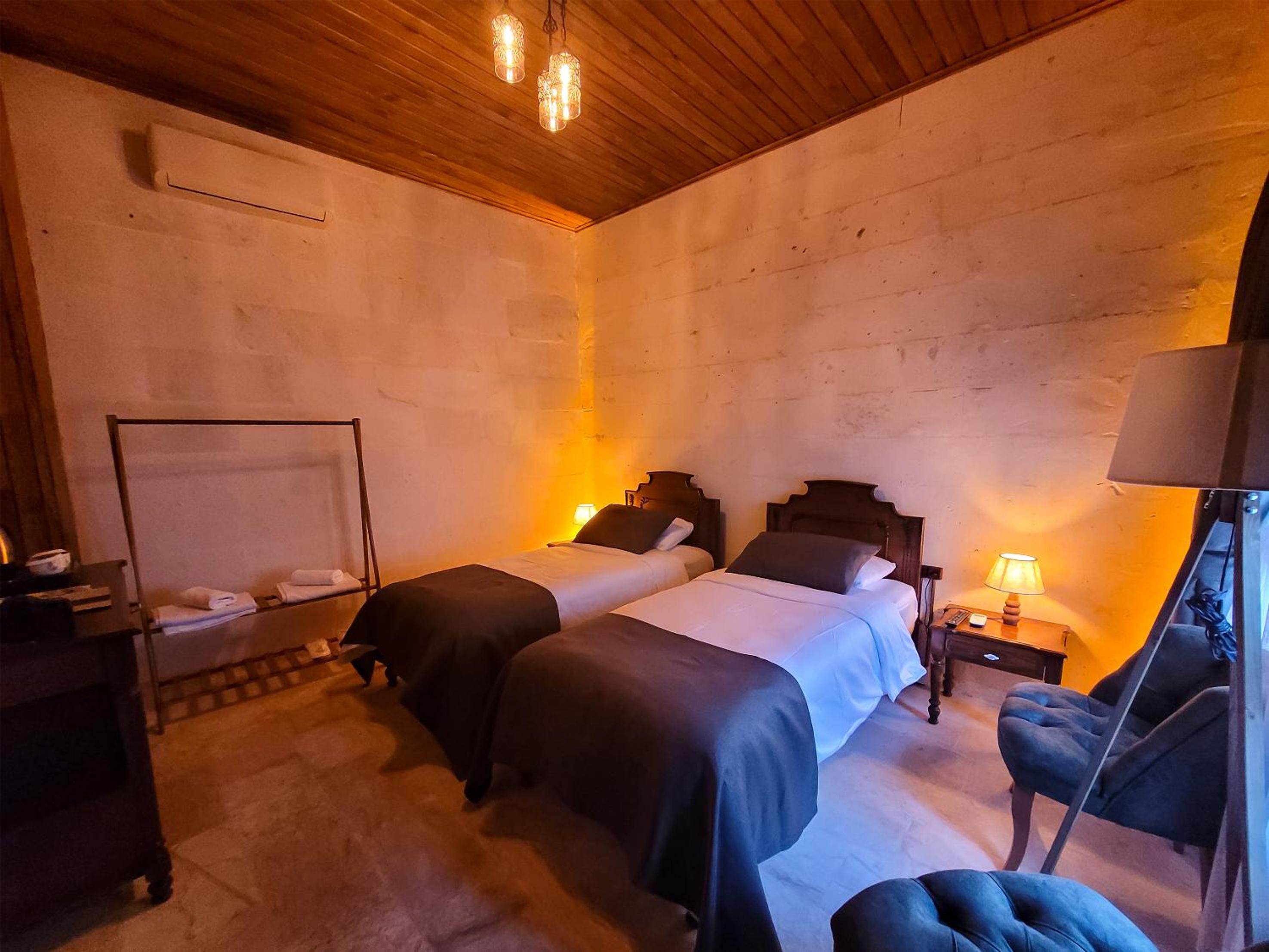 Standard Twin Room - Photo 2