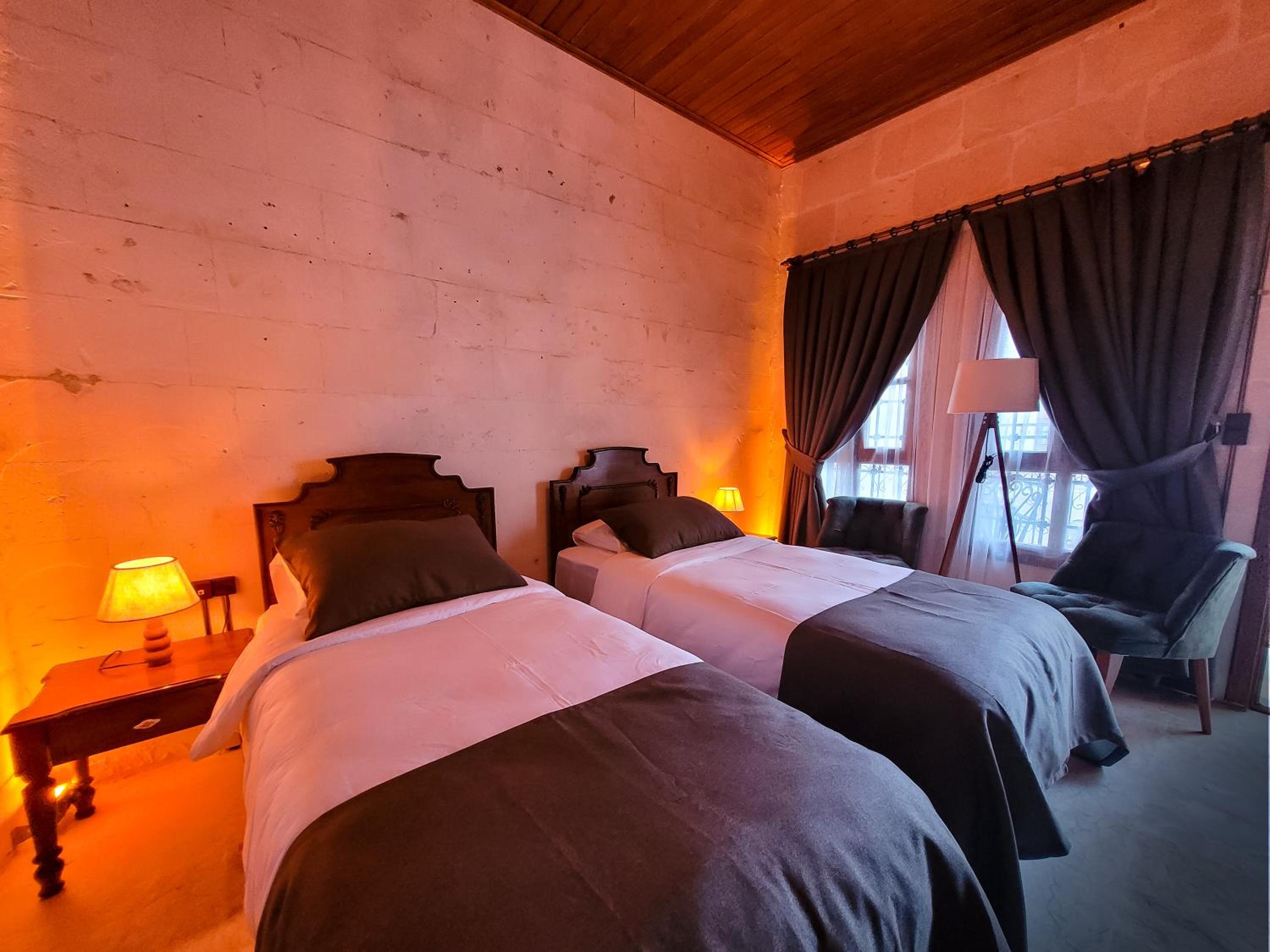 Standard Twin Room - Photo 3