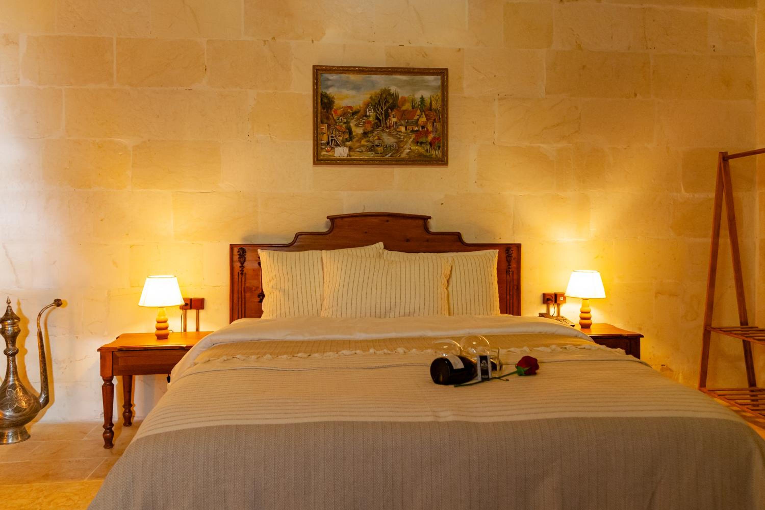 Deluxe Double Room with Bath - Photo 12