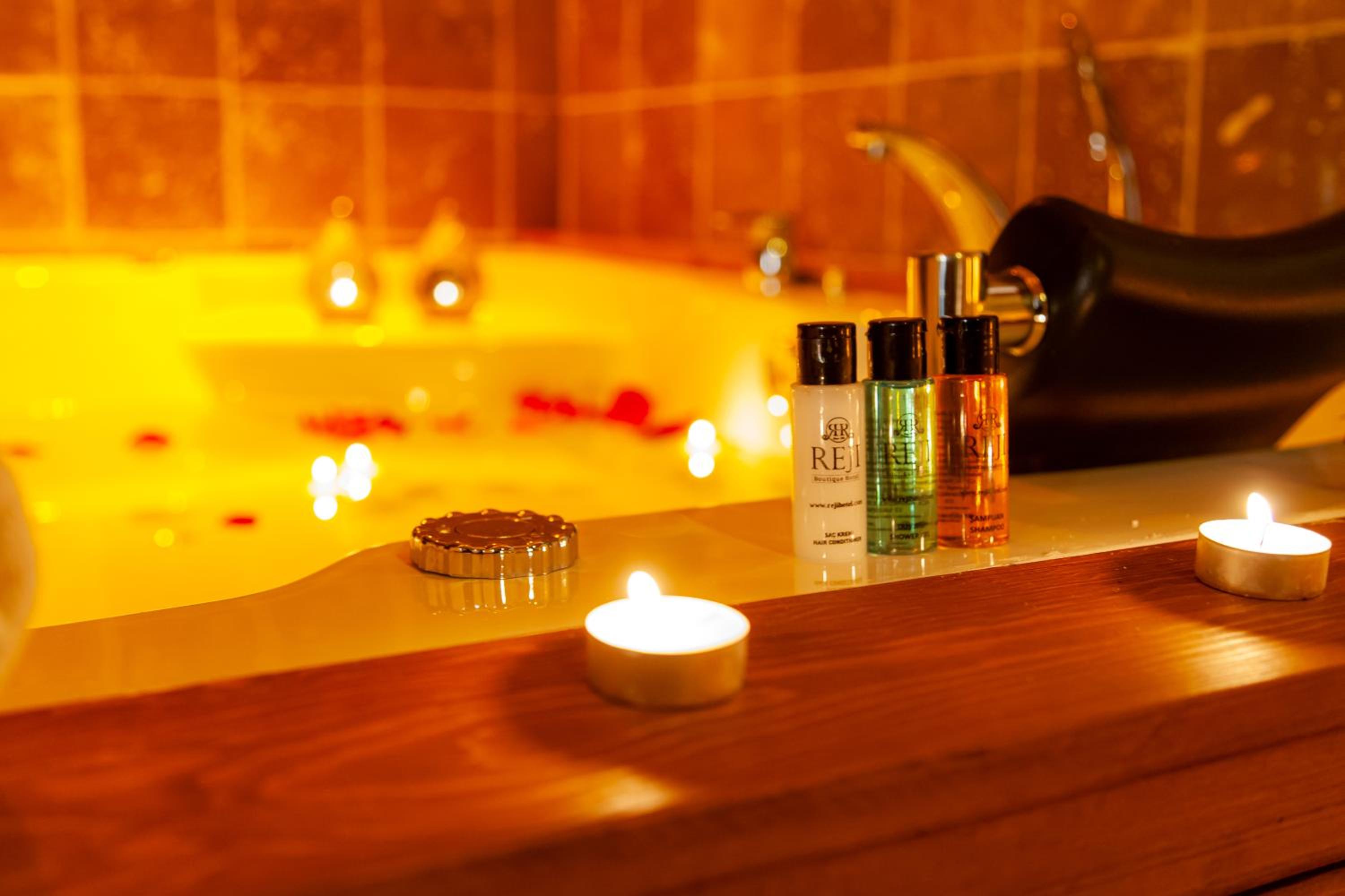 Deluxe Double Room with Bath - Photo 10