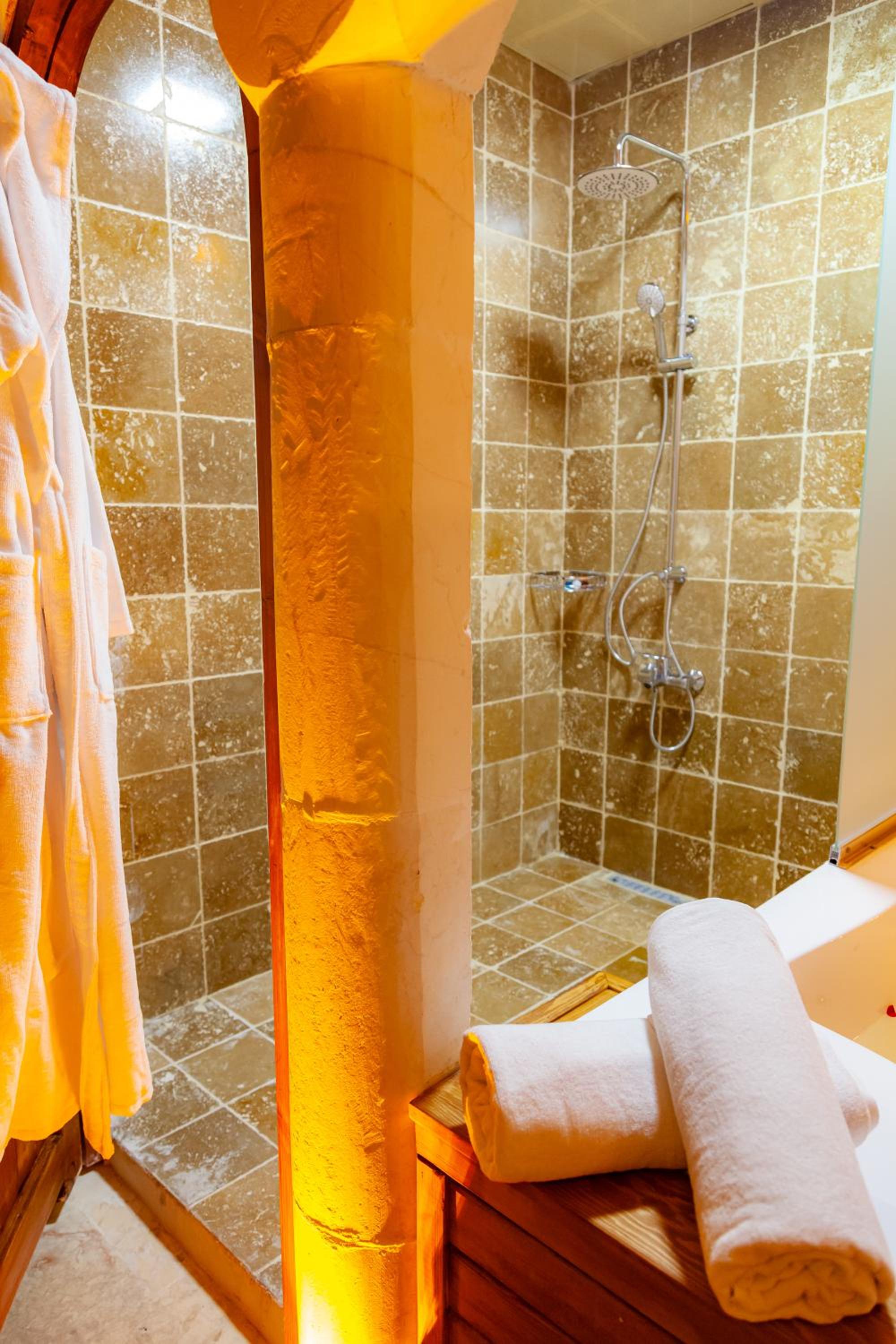 Deluxe Double Room with Bath - Photo 11