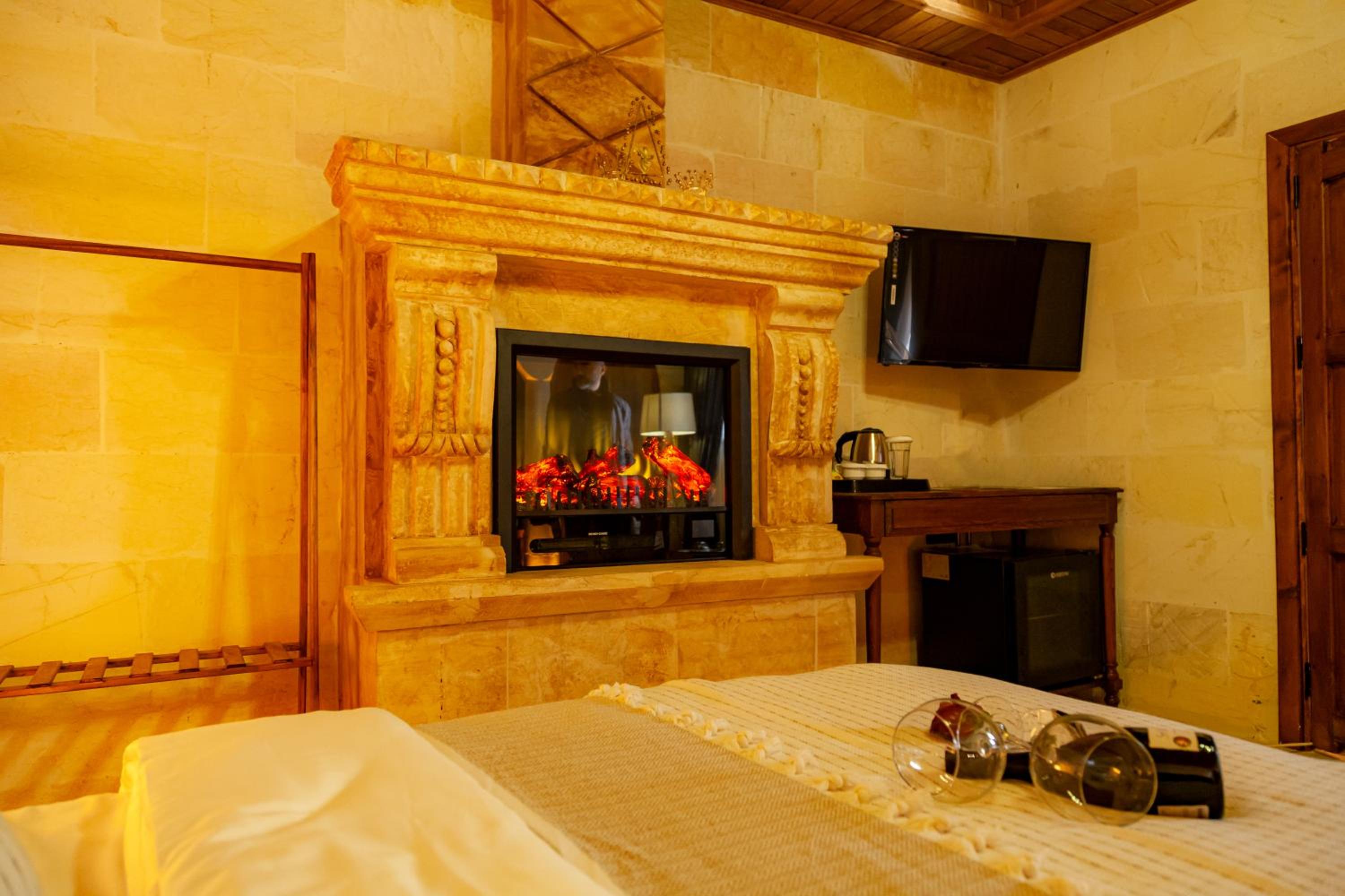Deluxe Double Room with Bath - Photo 14