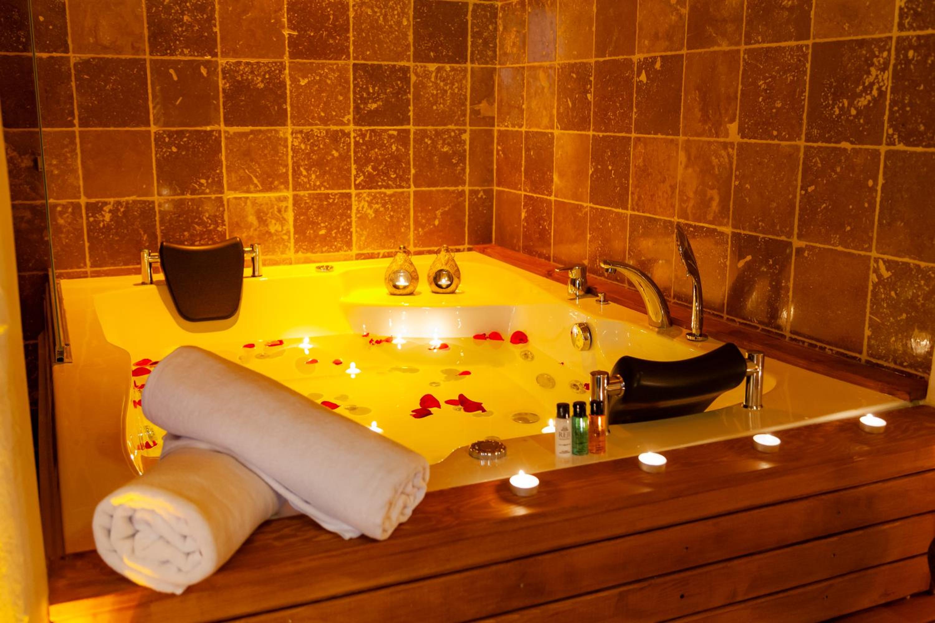Deluxe Double Room with Bath - Photo 9