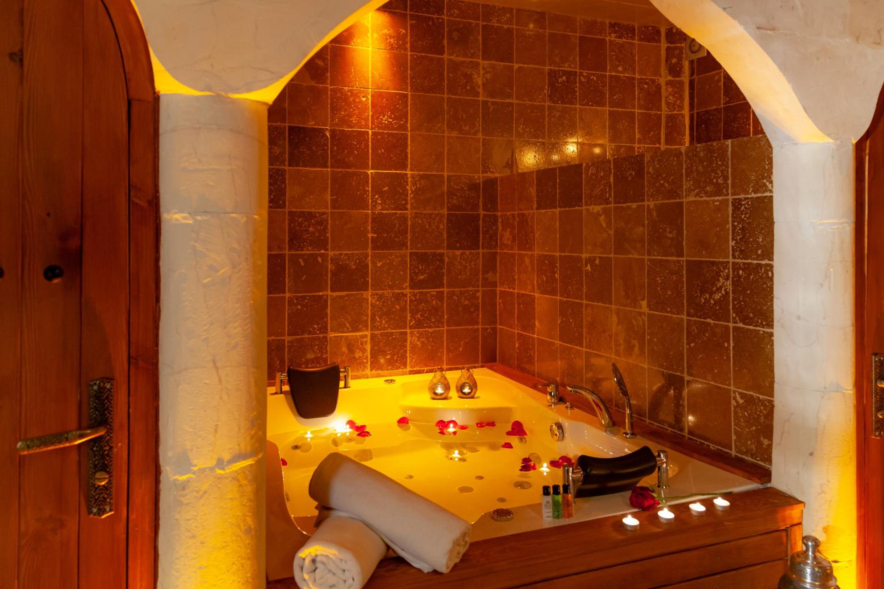 Deluxe Double Room with Bath - Photo 13
