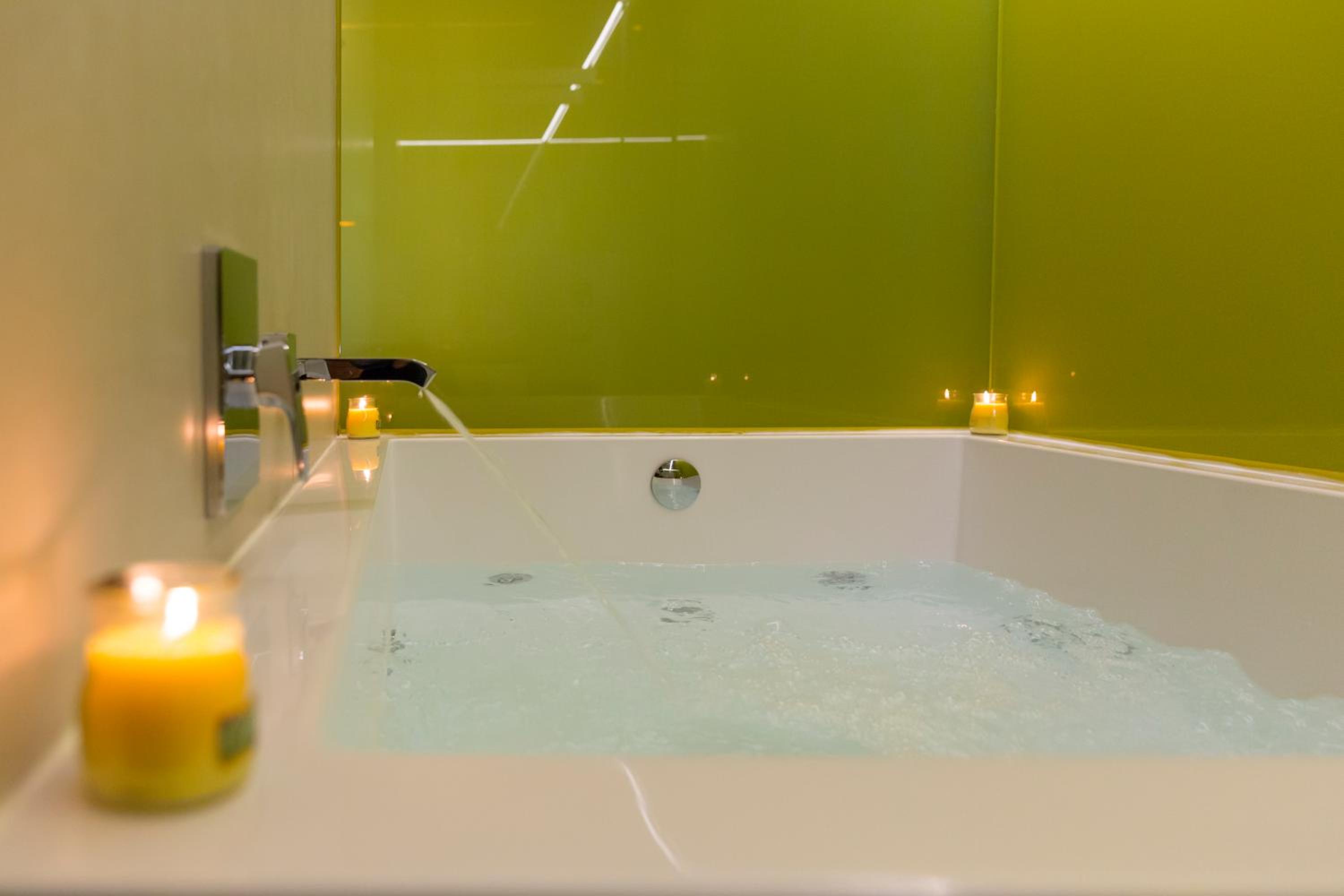 Deluxe Suite with Spa Bath