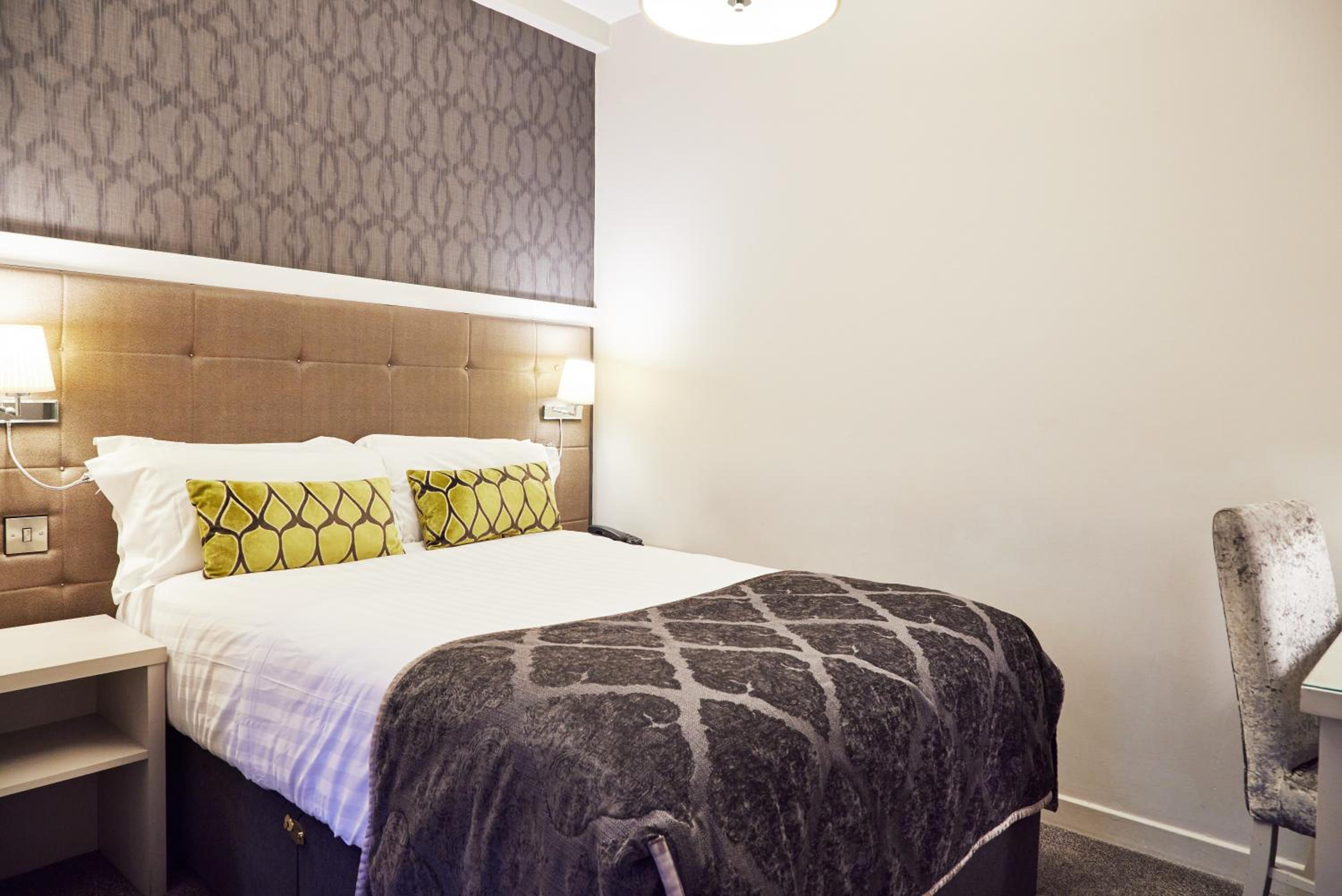 Small Double Room thumbnail 5