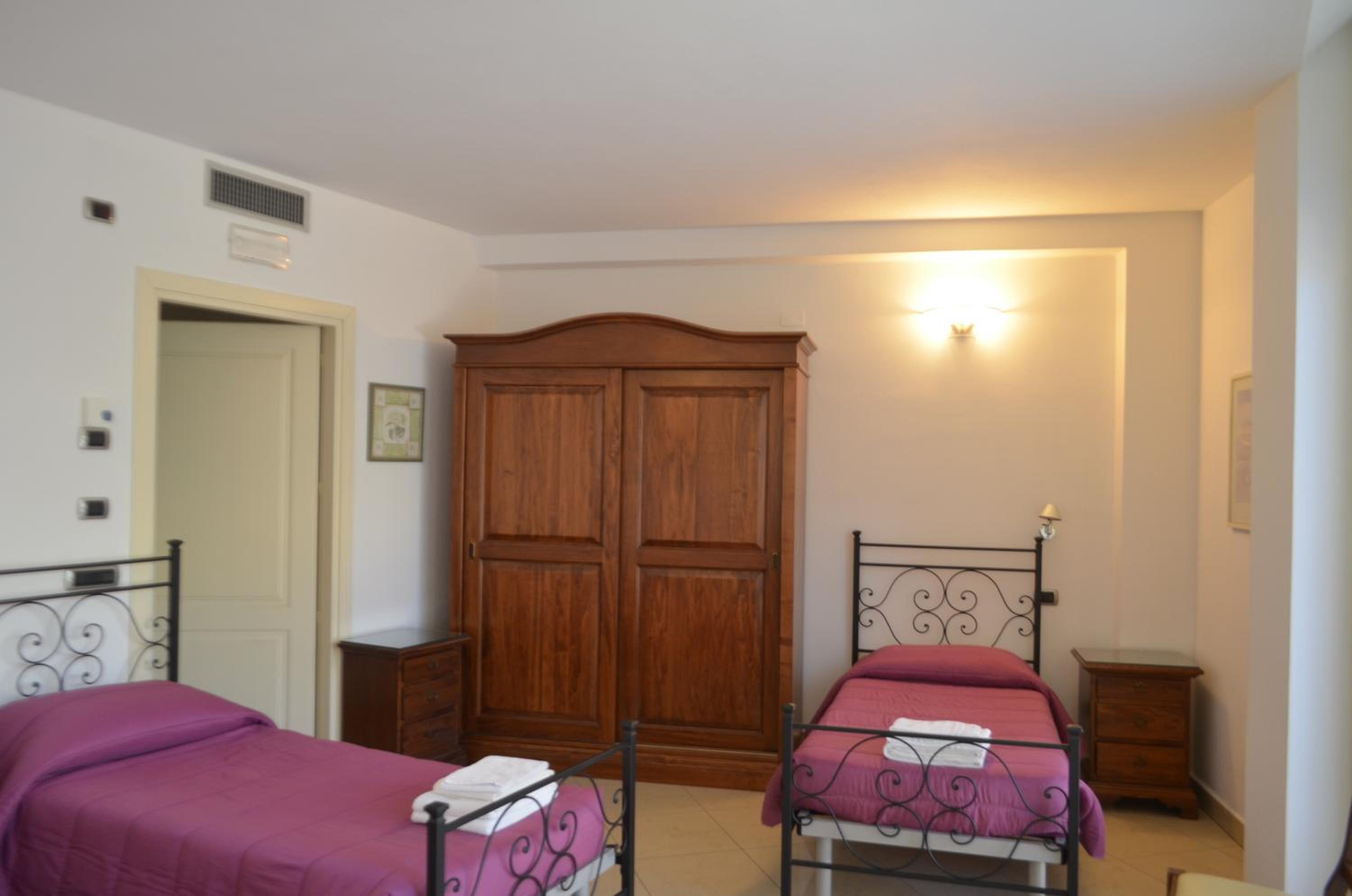 Quadruple Room with Private Bathroom - Photo 4