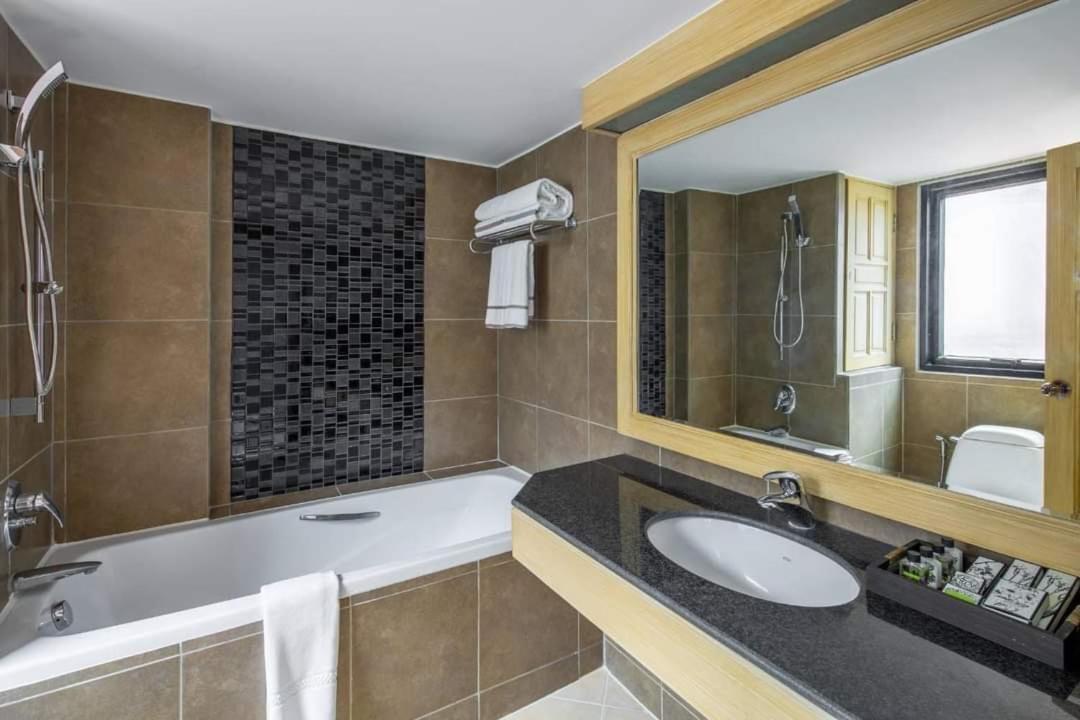 Deluxe Double Room with Lake View - Photo 5