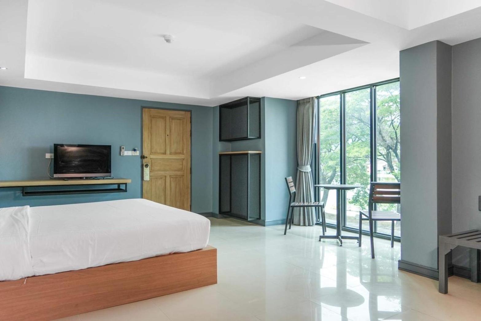 Deluxe Double Room with Lake View - Photo 8