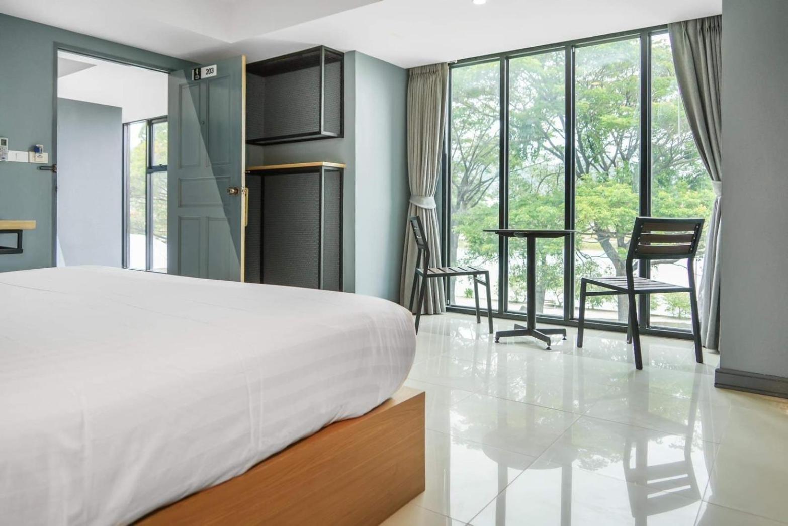 Deluxe Double Room with Lake View - Photo 1