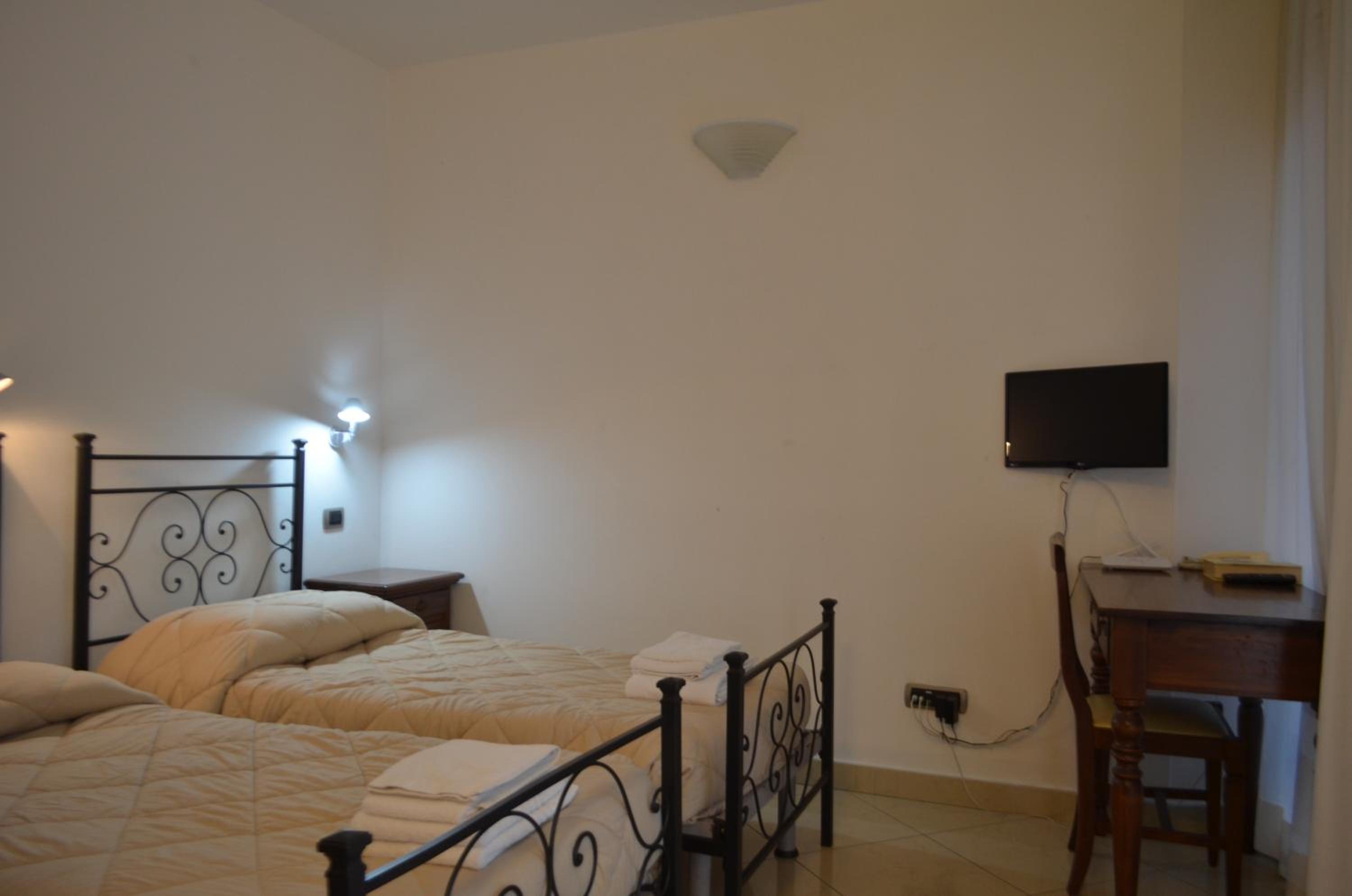 Twin Room - Photo 1