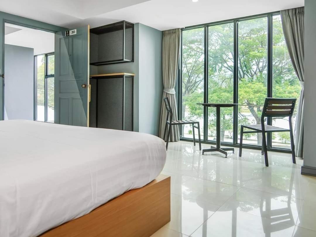 Deluxe Double Room with Lake View - Photo 9