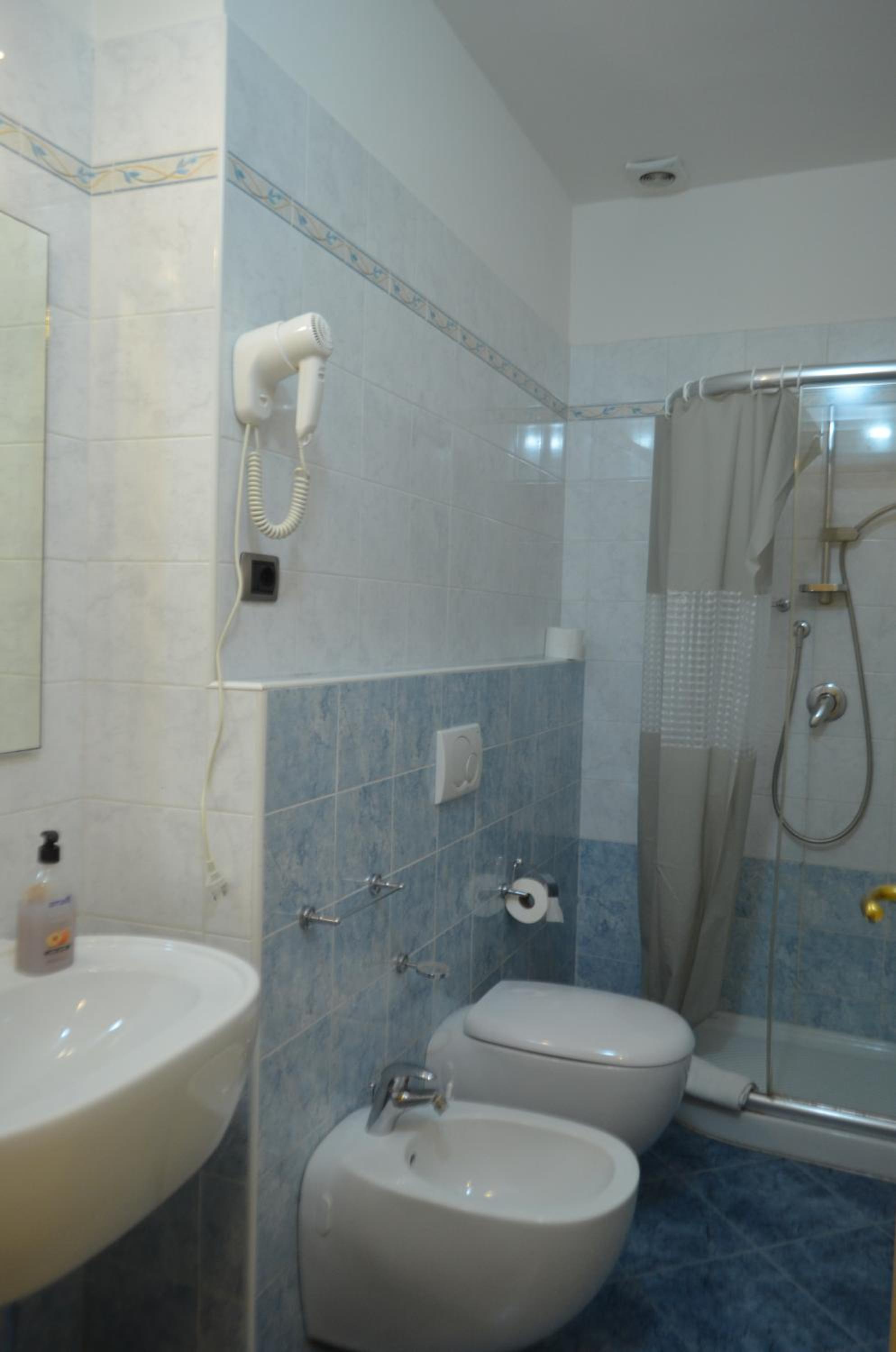 Twin Room - Photo 13