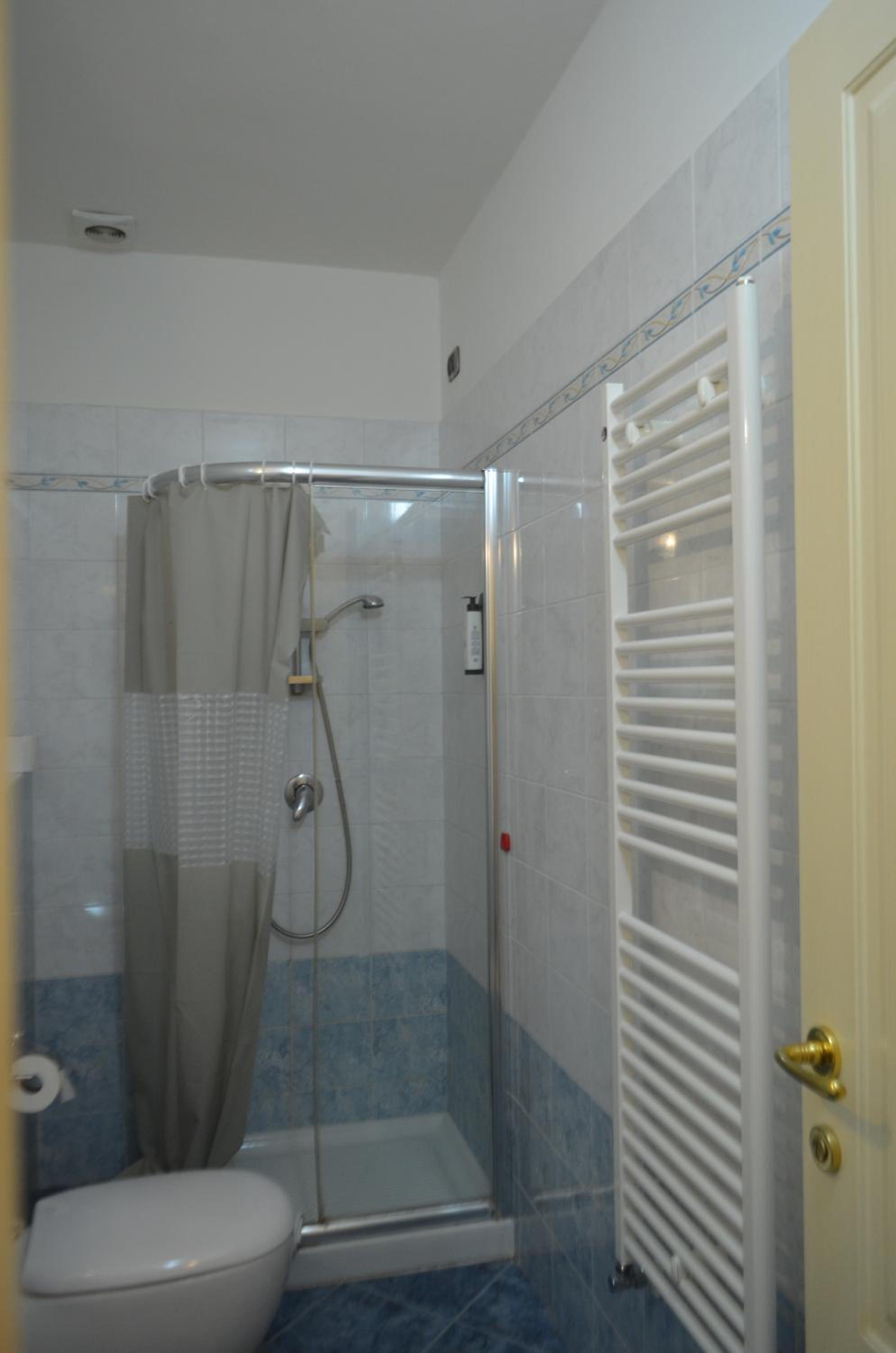 Twin Room - Photo 9