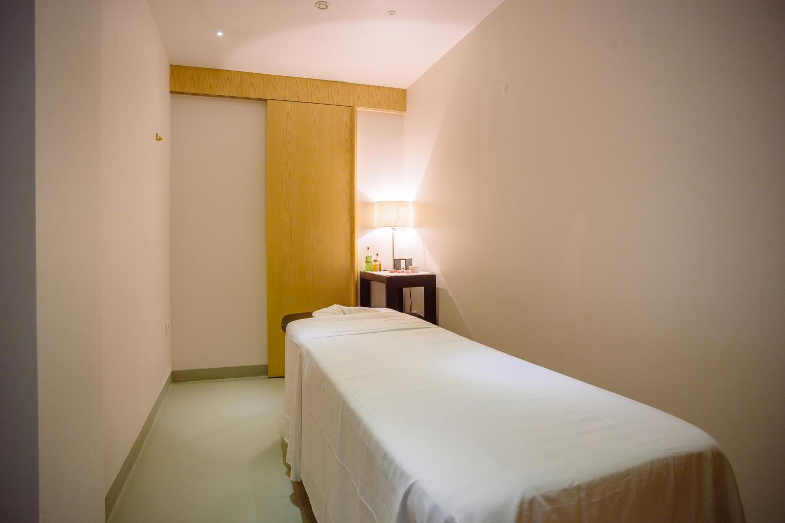 Double or Twin Room with Massage Package - Photo 2