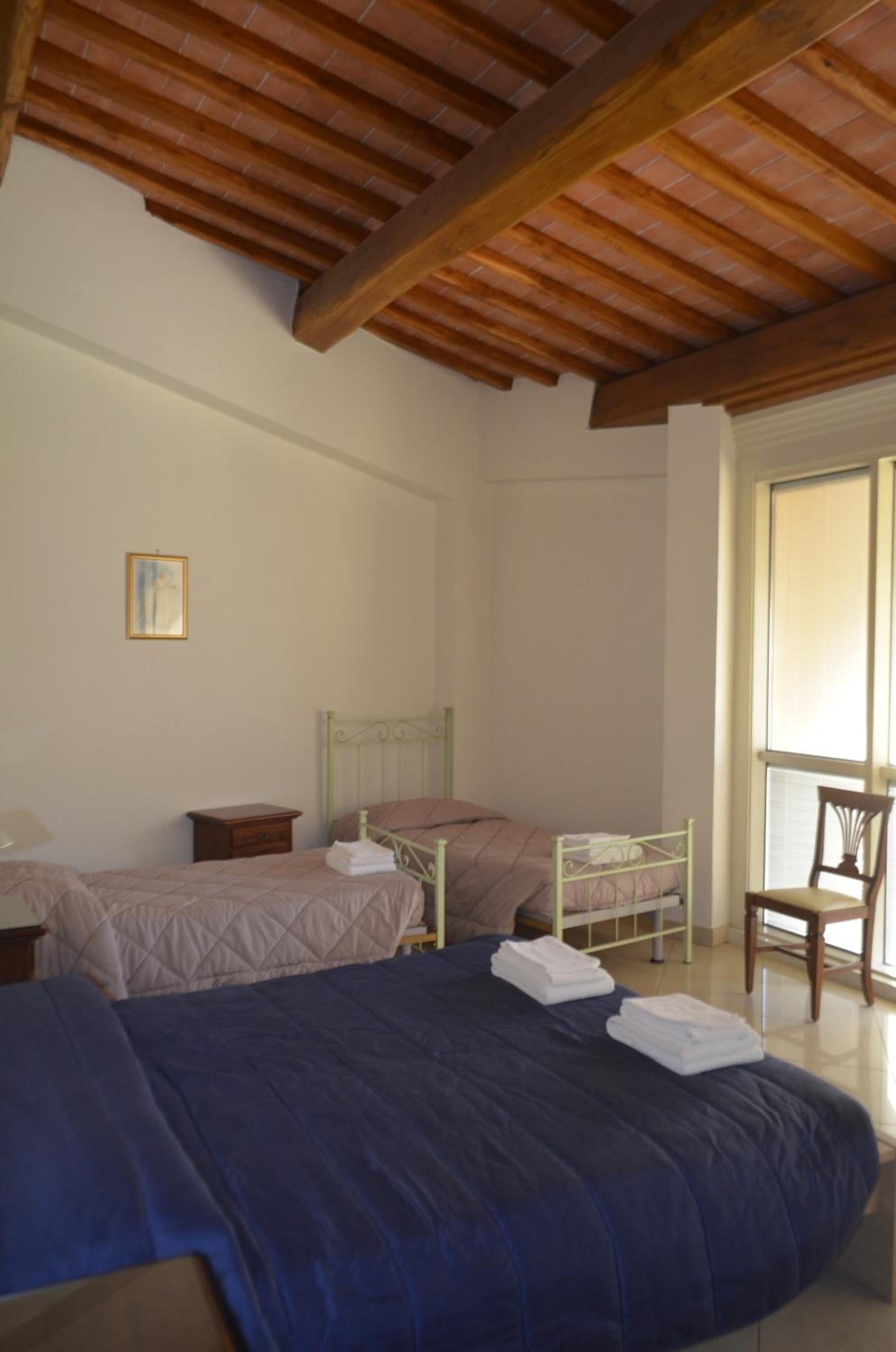 Quadruple Room with Private Bathroom - Photo 13