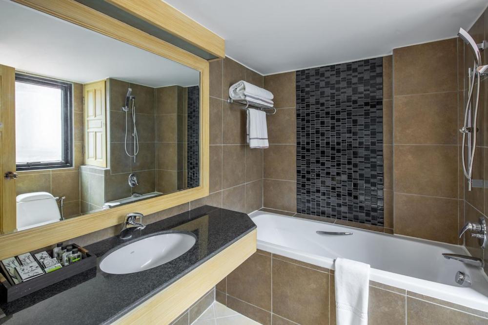 Deluxe Double Room with Lake View - Photo 3