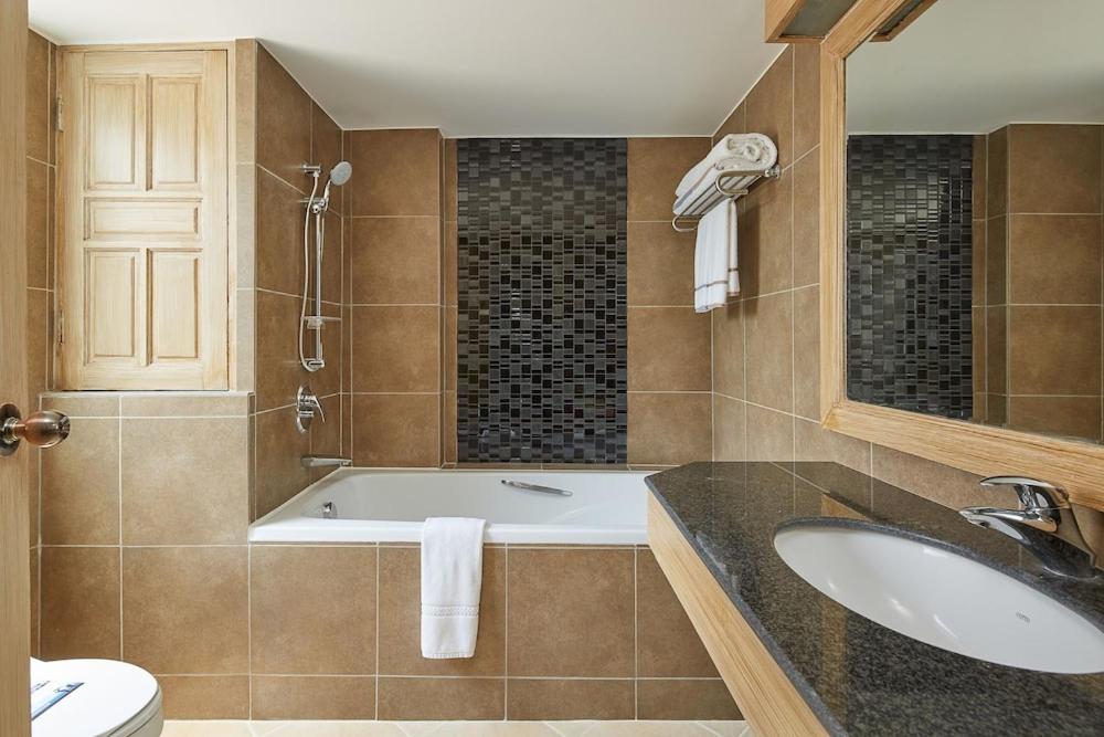 Deluxe Double Room with Lake View - Photo 4