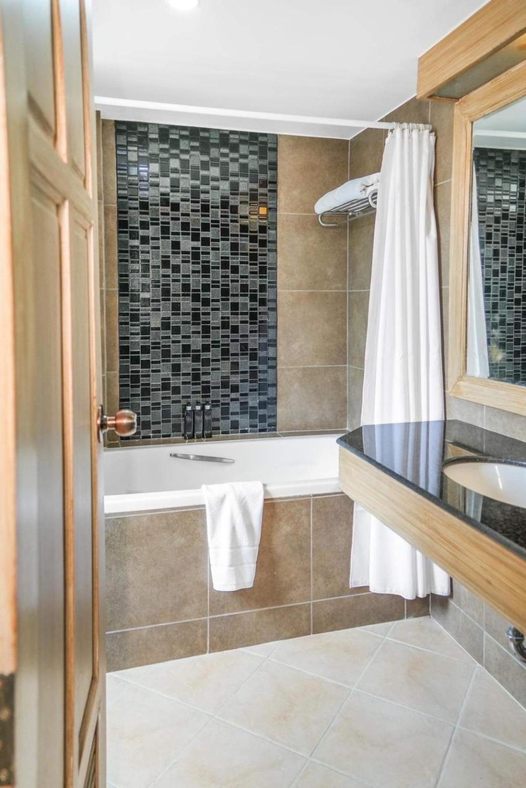 Deluxe Double Room with Lake View - Photo 2