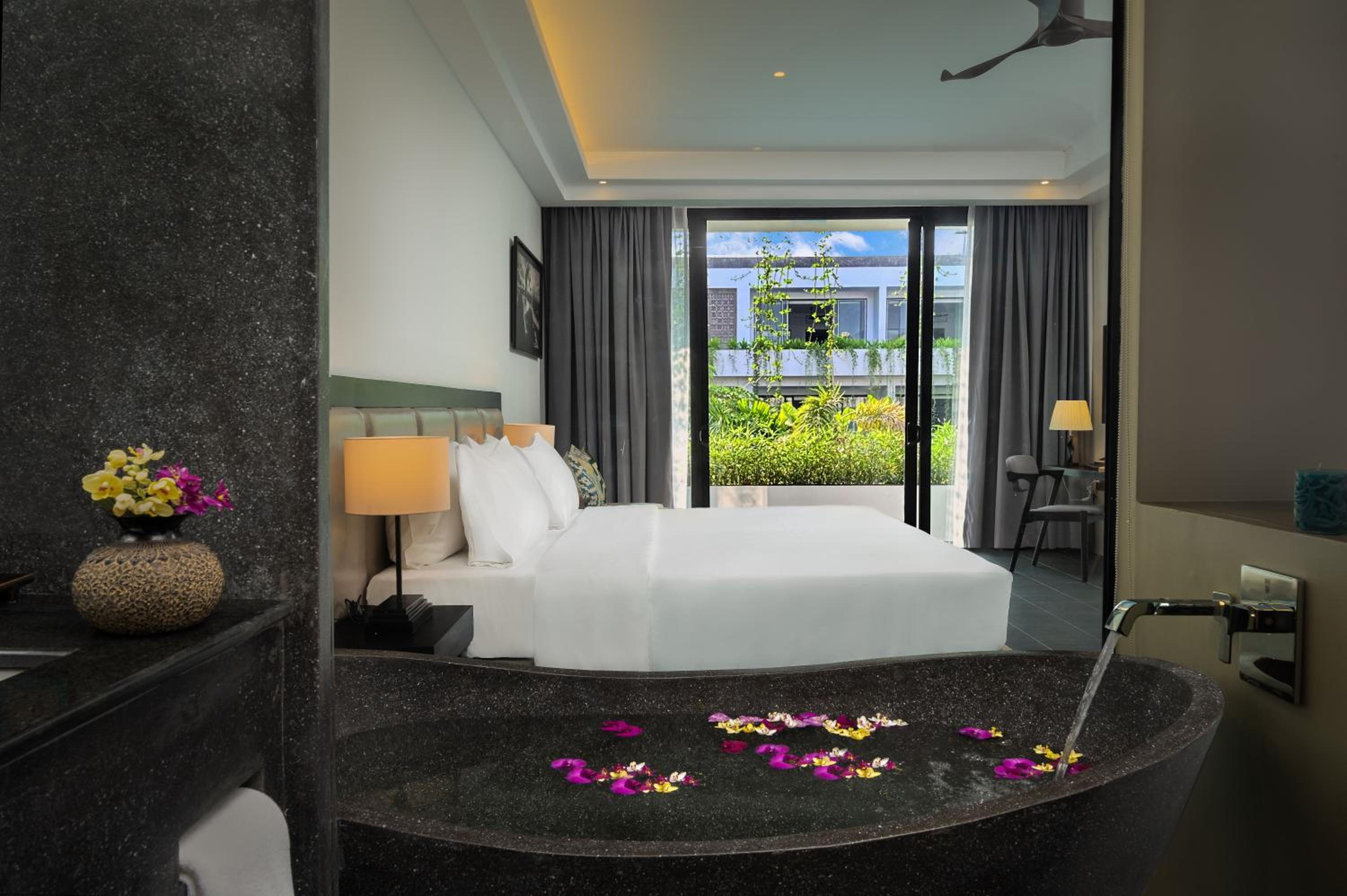 Deluxe Double or Twin Room with Pool View - Photo 1