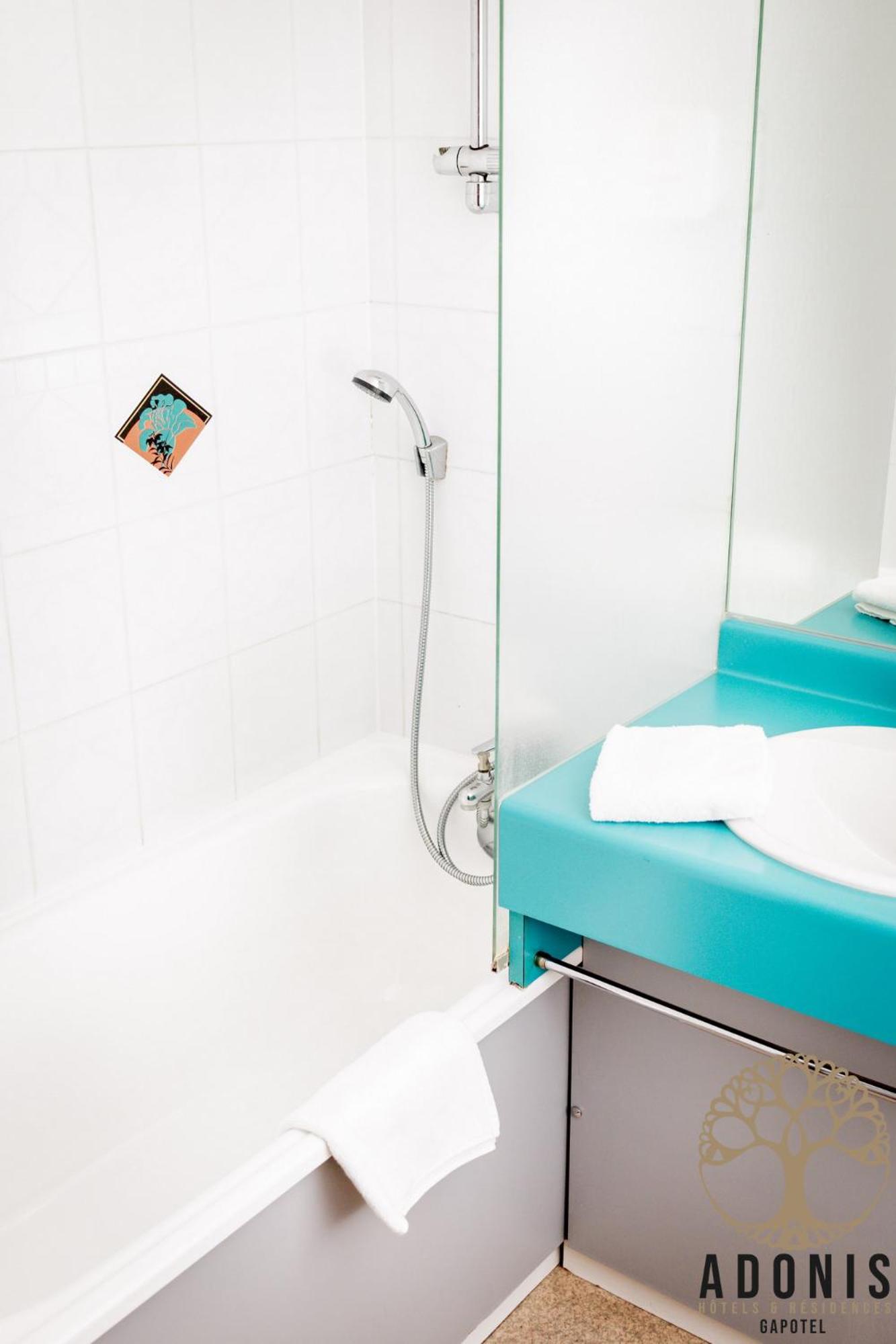 Standard Double Room - Photo 12