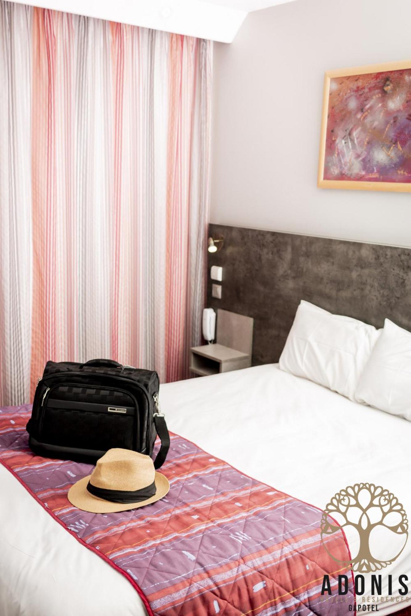 Standard Double Room - Photo 9