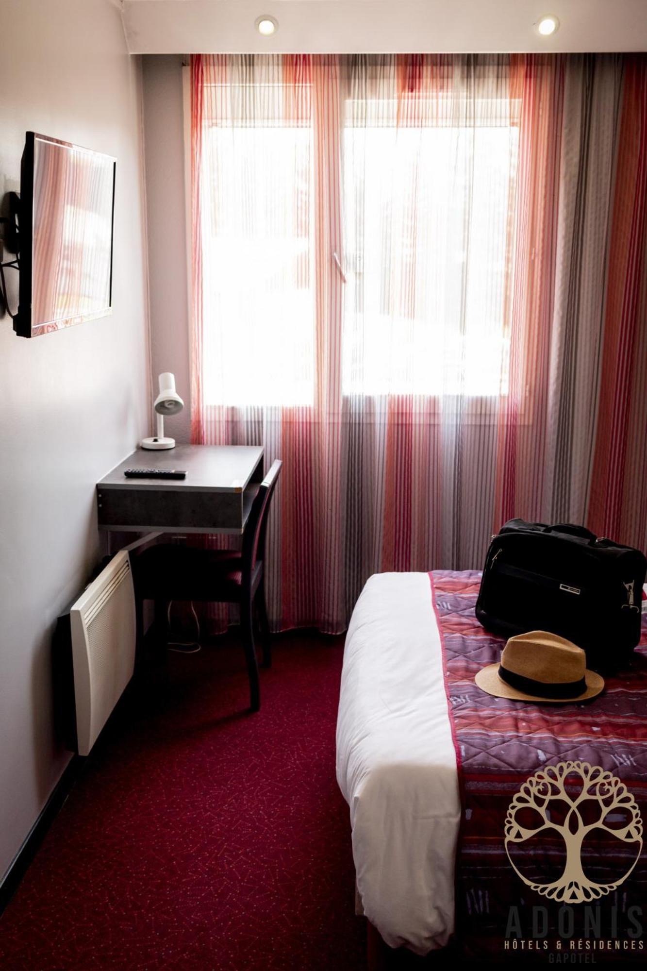 Standard Double Room - Photo 8