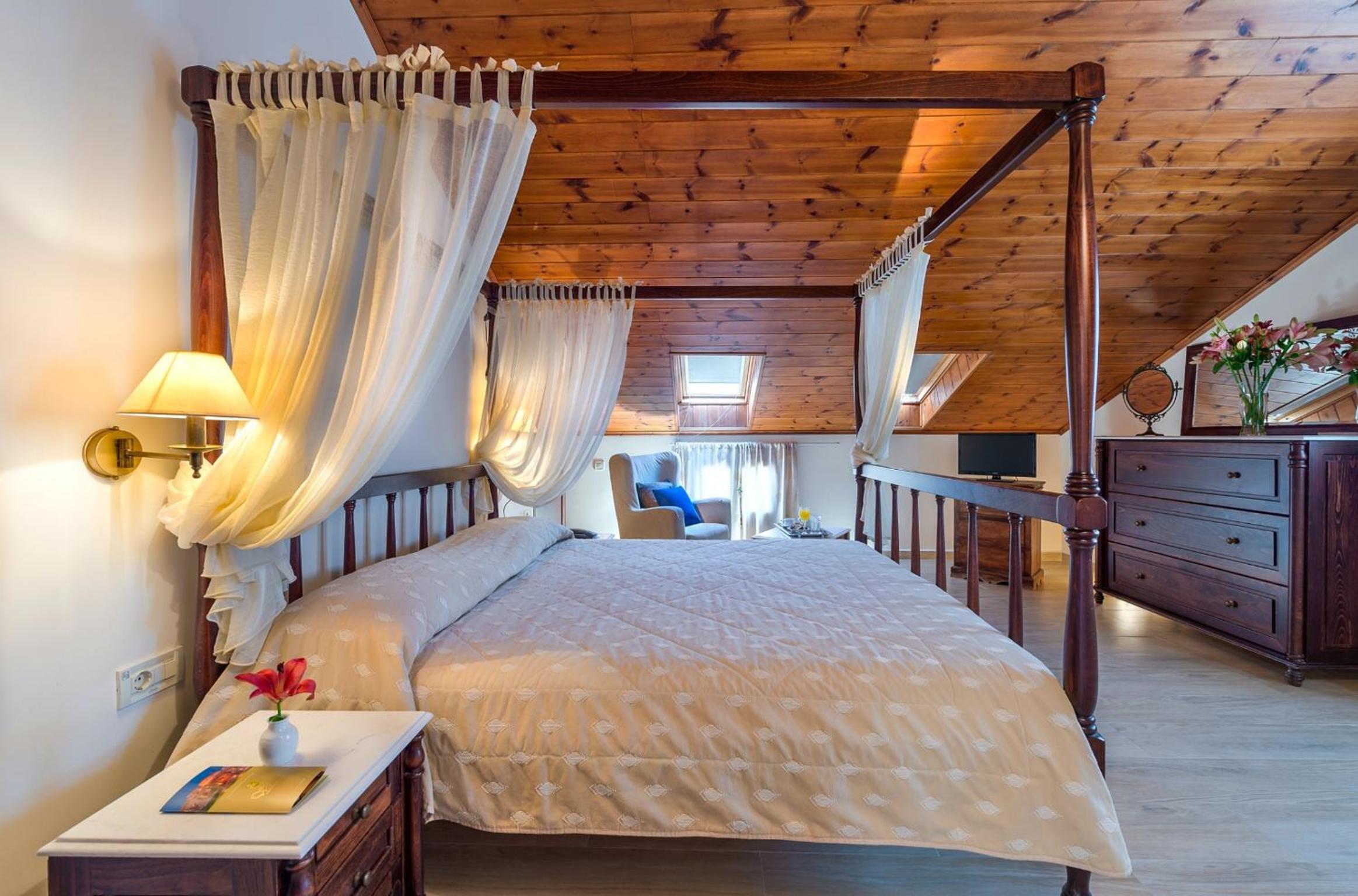 Deluxe Traditional Two Bedroom Suite photo 3