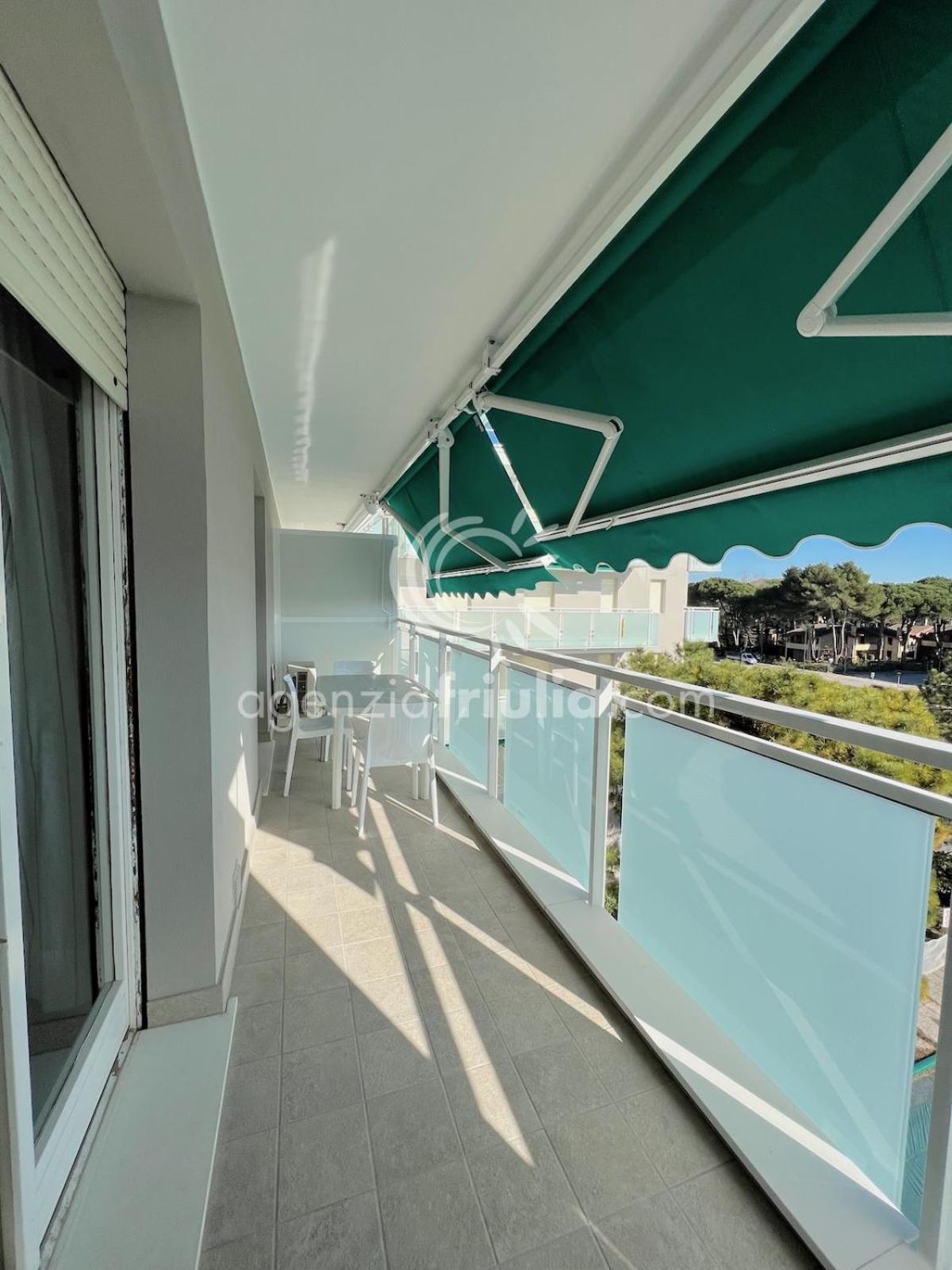 Apartment with Pool View
