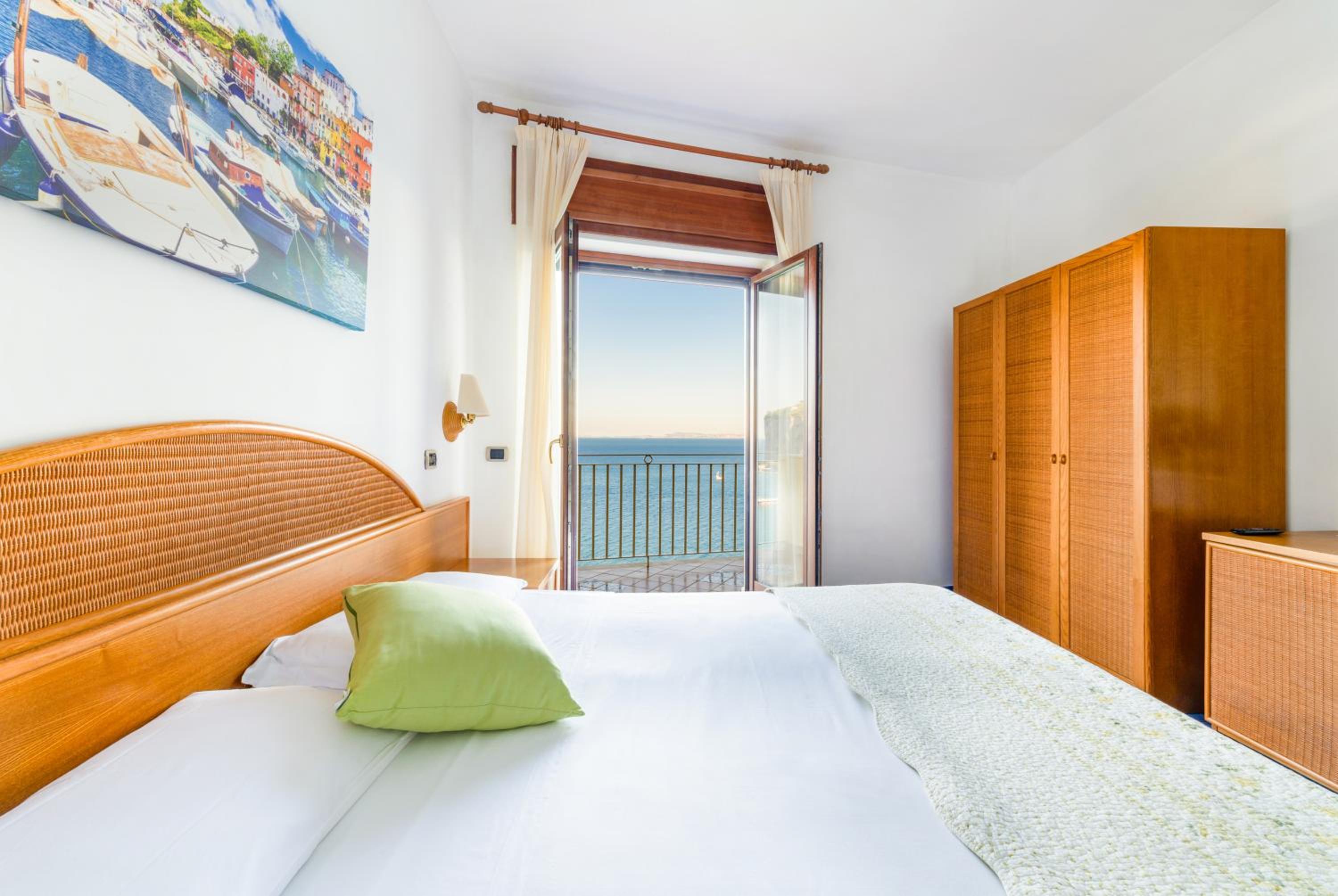 Double Room with Balcony and Sea View - Photo 1