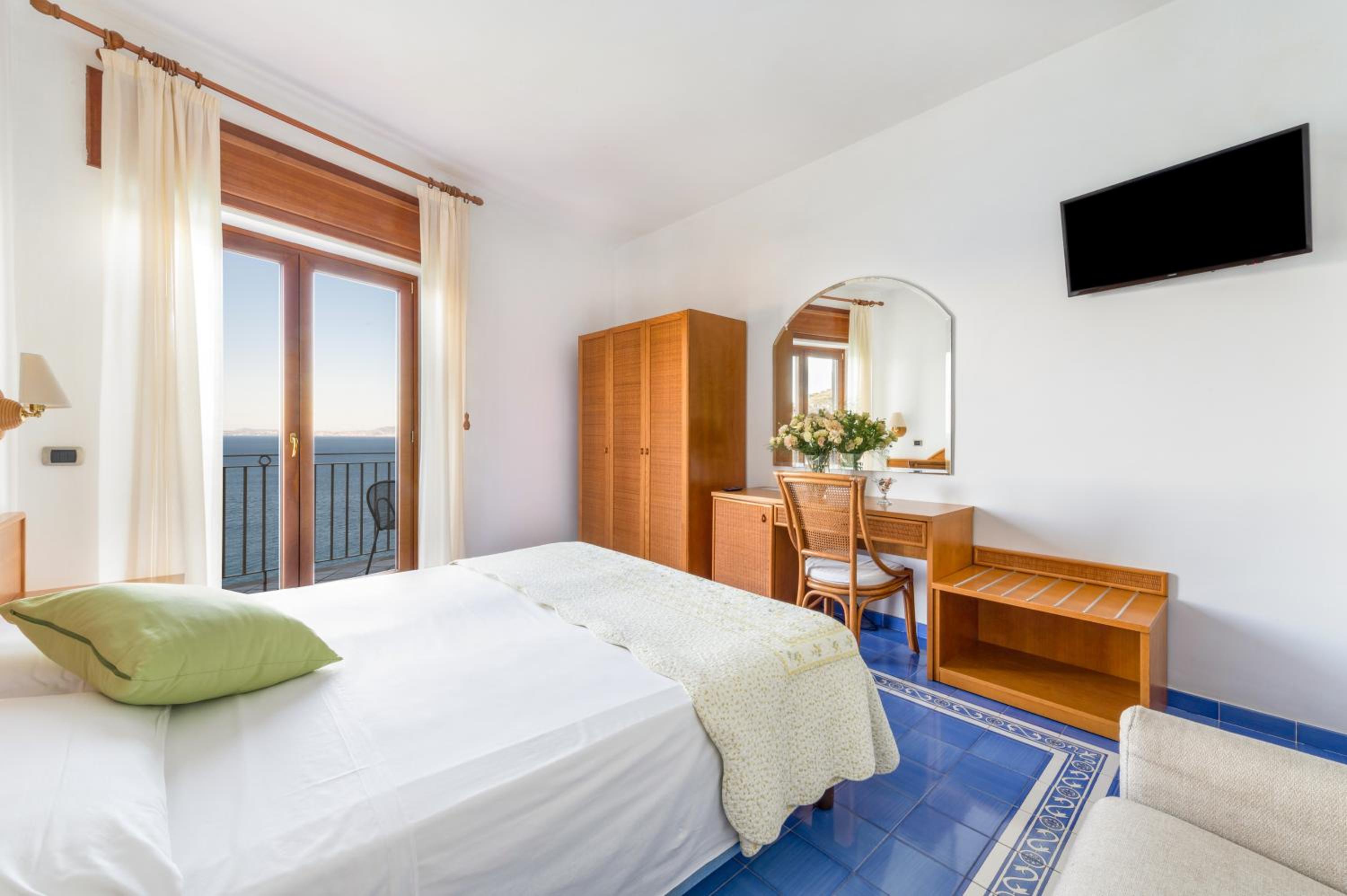 Double Room with Balcony and Sea View - Photo 4