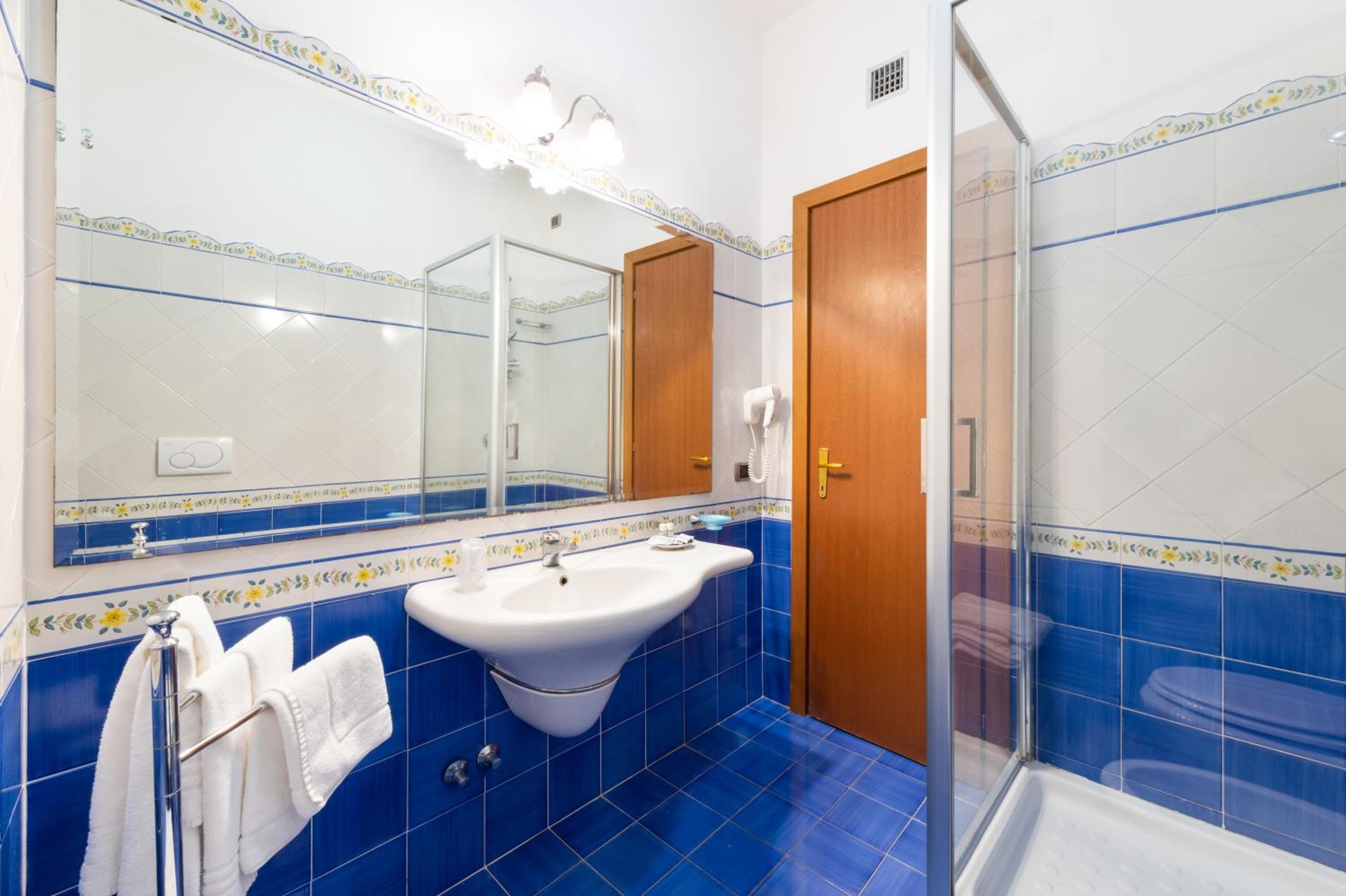 Triple Room with Sea View - Photo 4