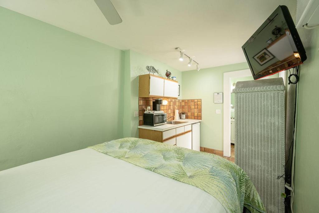 Queen Room photo 1
