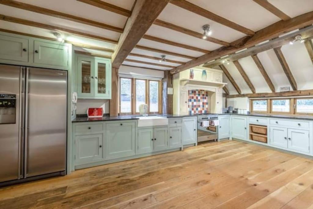 Five-Bedroom House photo 2