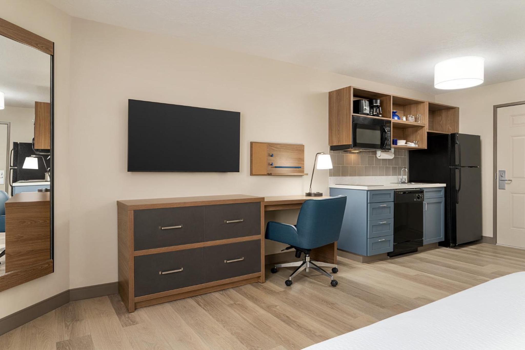Queen Studio Suite - Photo 2