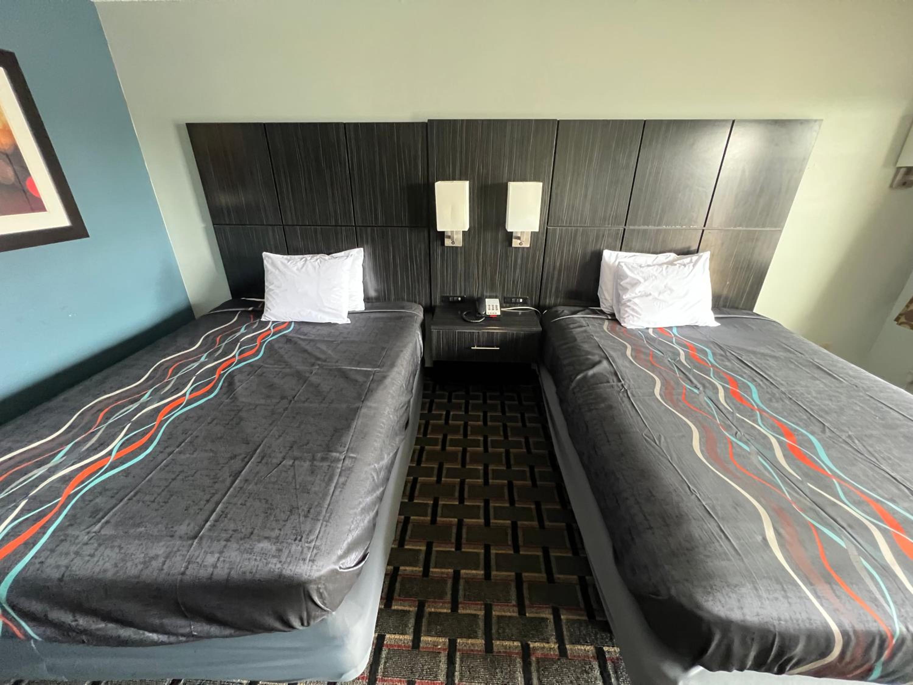 Deluxe Queen Room with Two Queen Beds - Smoking - Photo 7