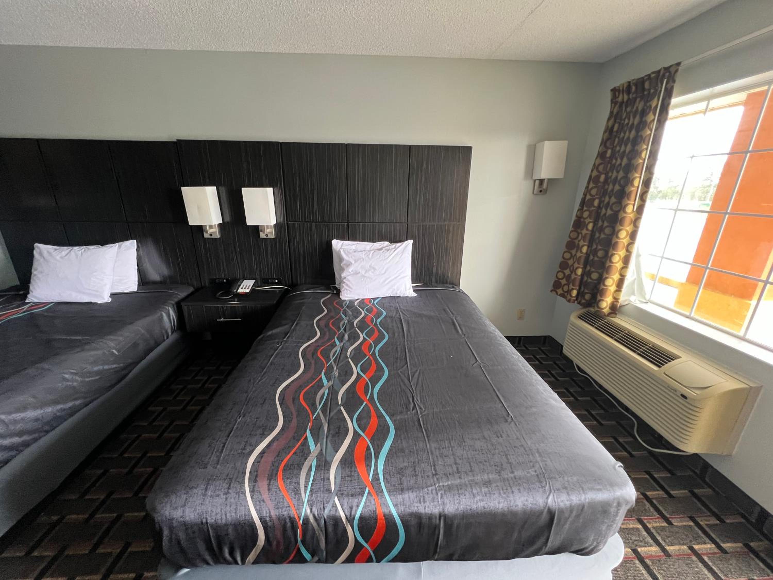 Deluxe Queen Room with Two Queen Beds - Smoking - Photo 8