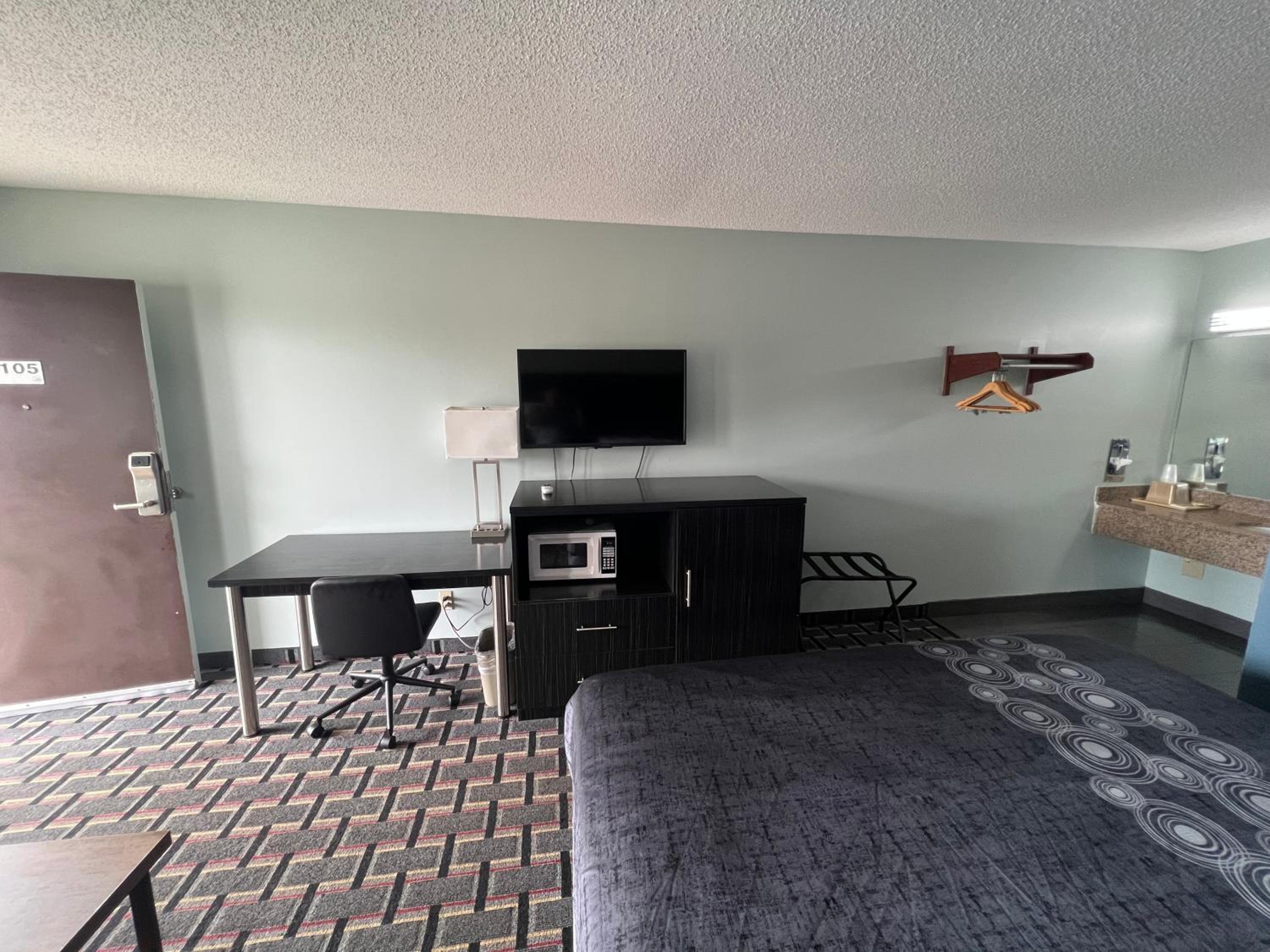 Standard King Room - Smoking - Photo 9
