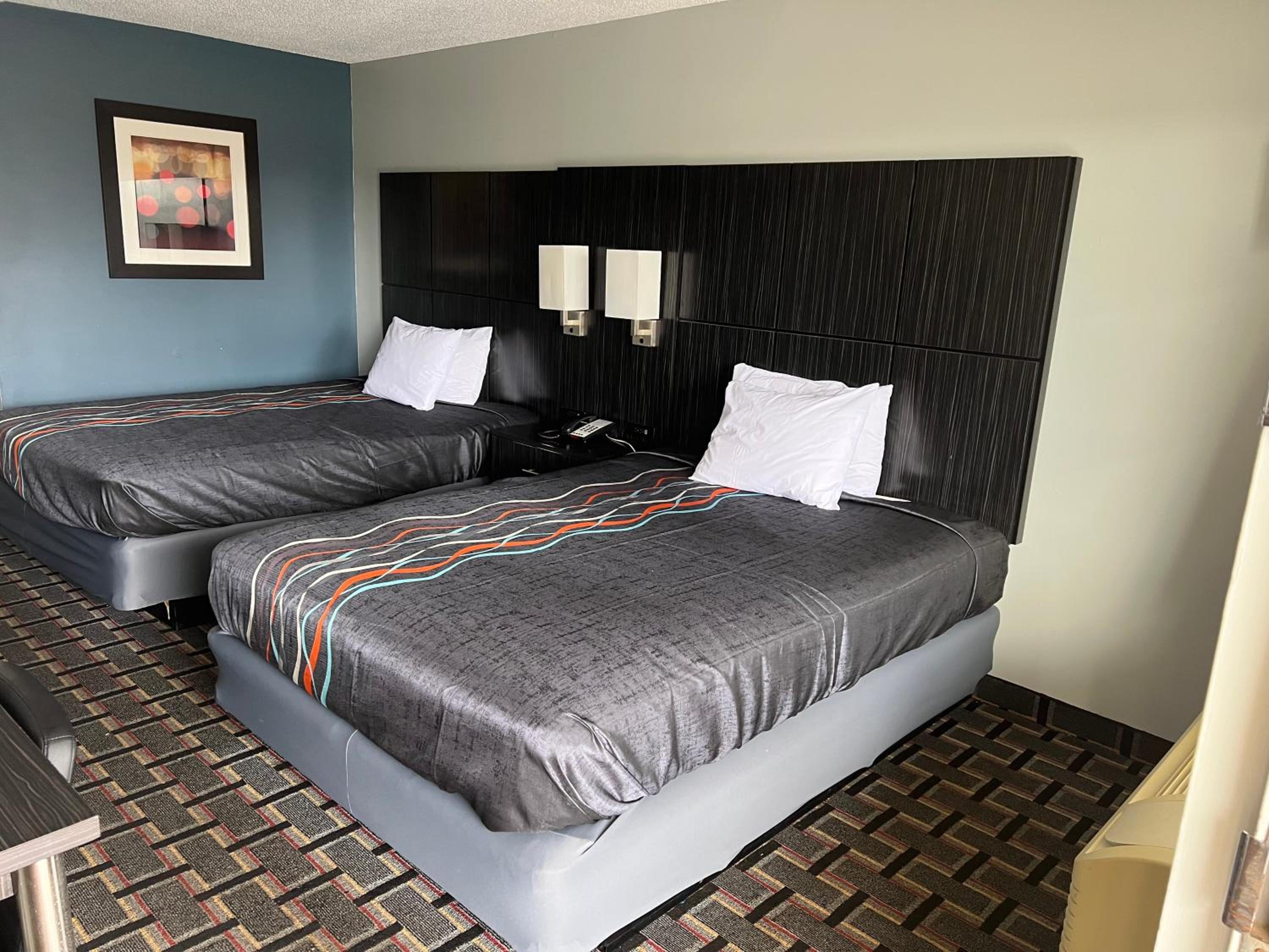 Deluxe Queen Room with Two Queen Beds - Smoking - Photo 9