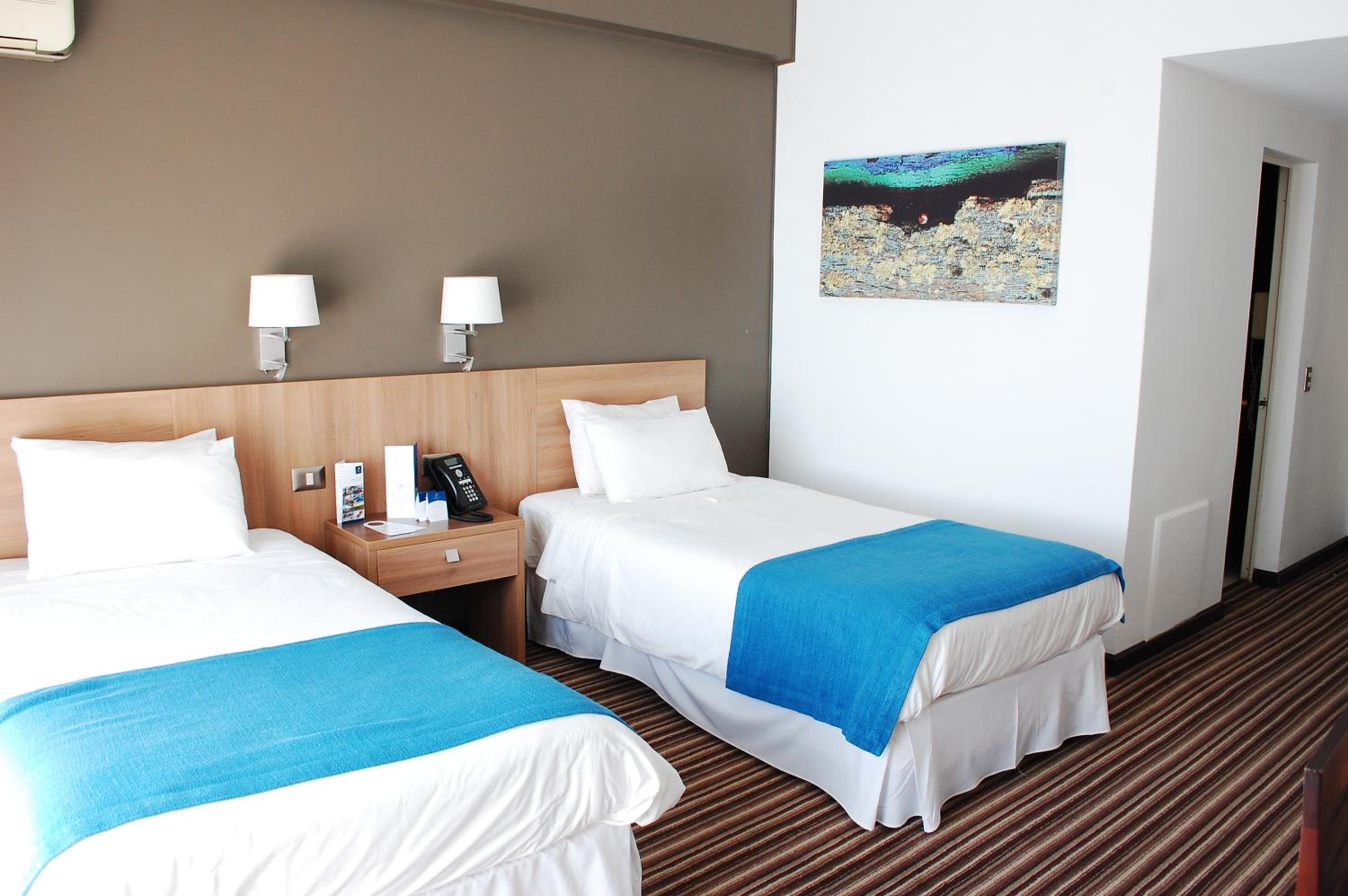 Twin Room with City View - Photo 6