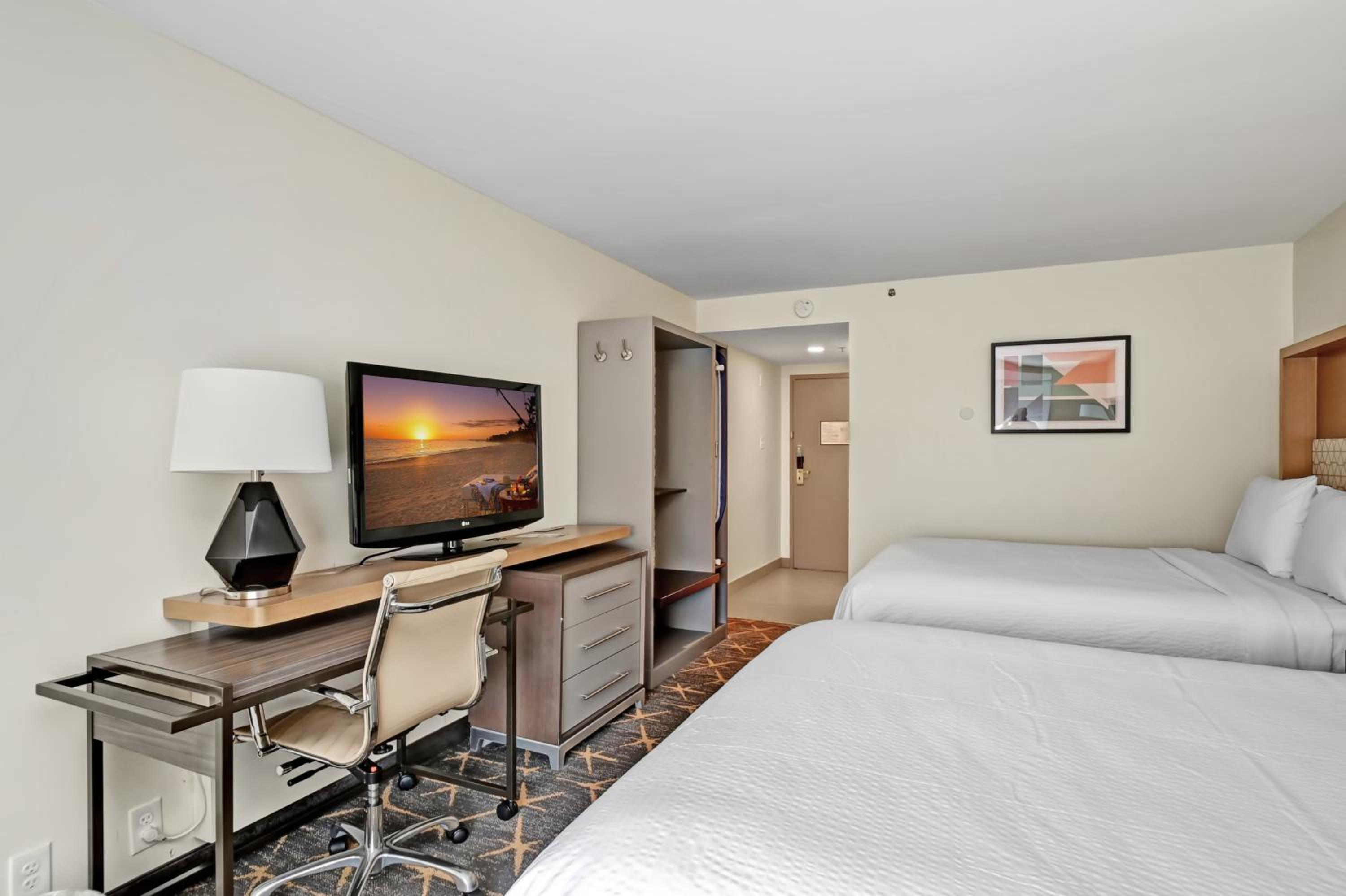 Standard King Room with Two King Beds and Courtyard View - Photo 3