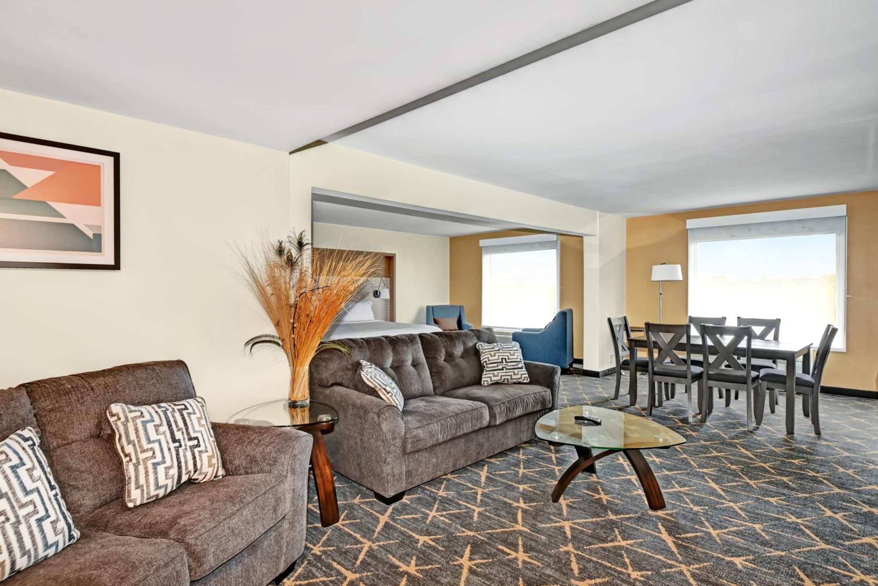 One-Bedroom King Suite with Courtyard View - Photo 9