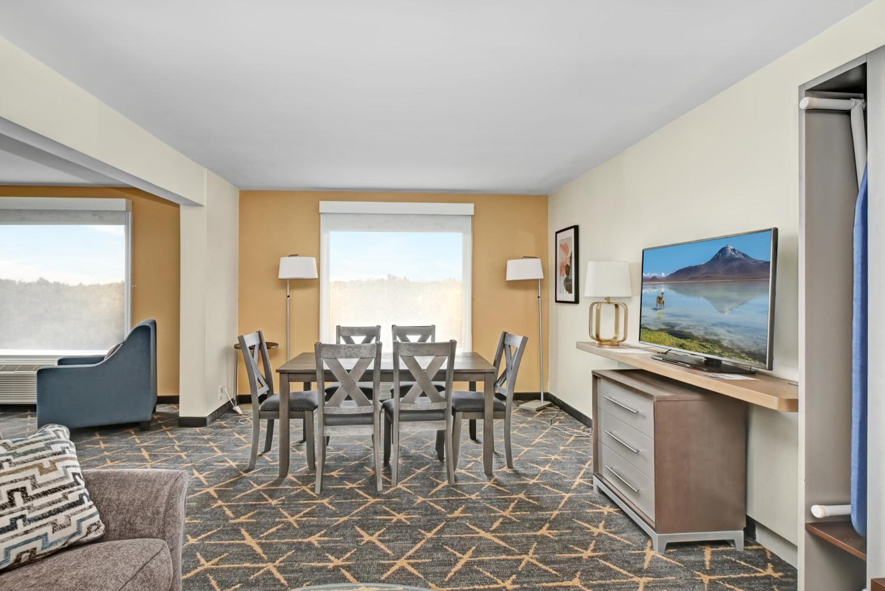 One-Bedroom King Suite with Courtyard View - Photo 8