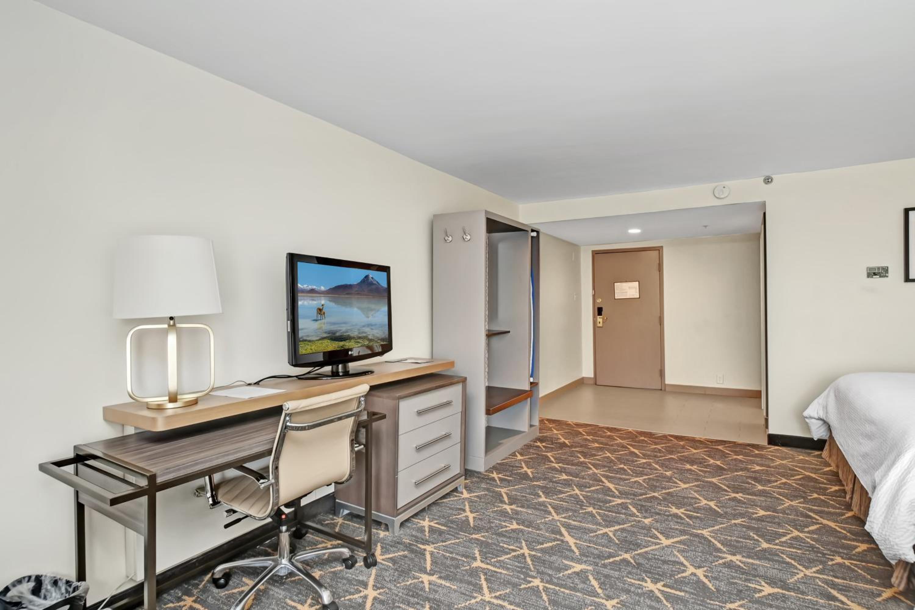 Standard King Room with Two King Beds and Courtyard View - Photo 2