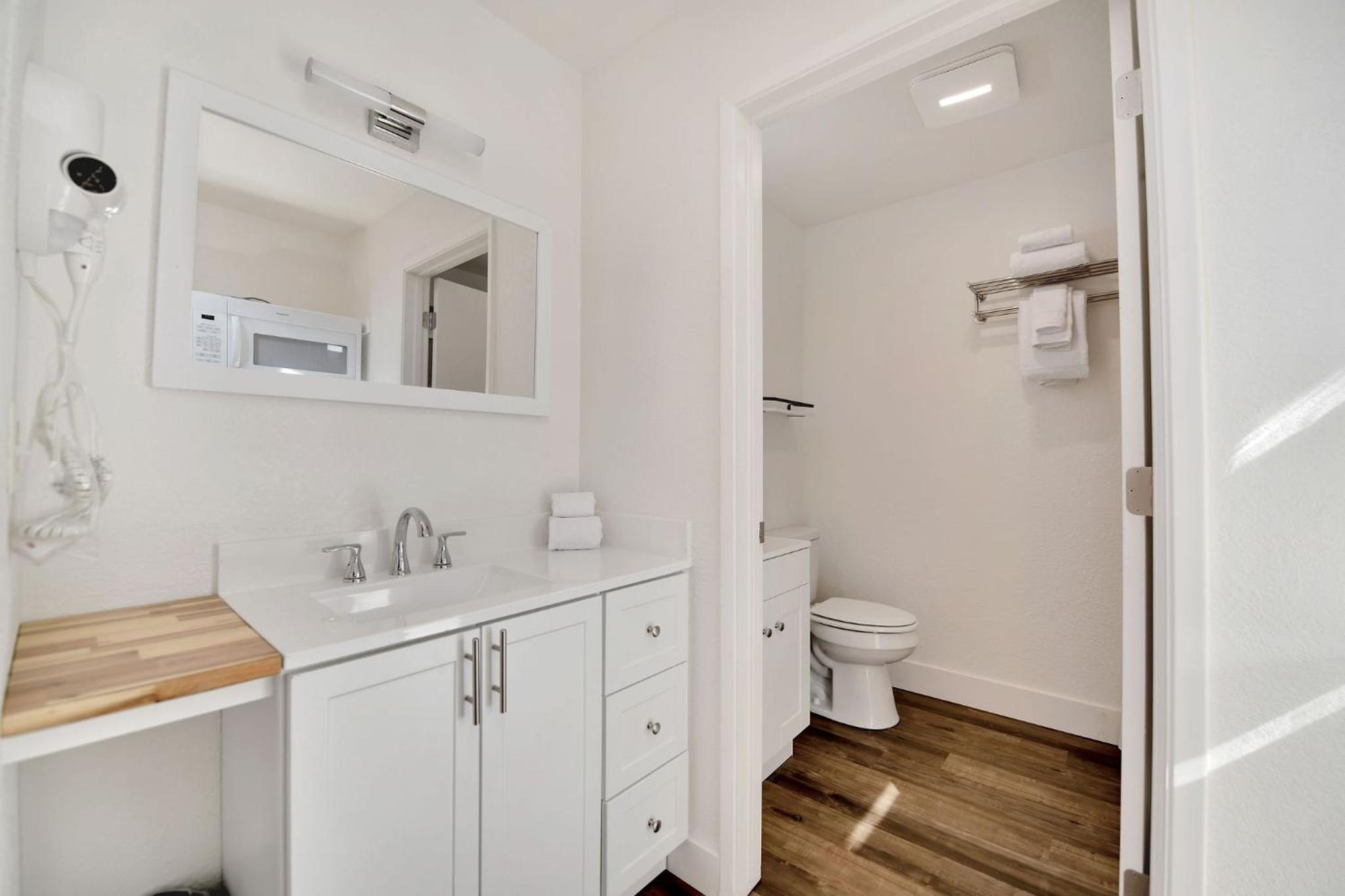 King Suite with Balcony photo 3