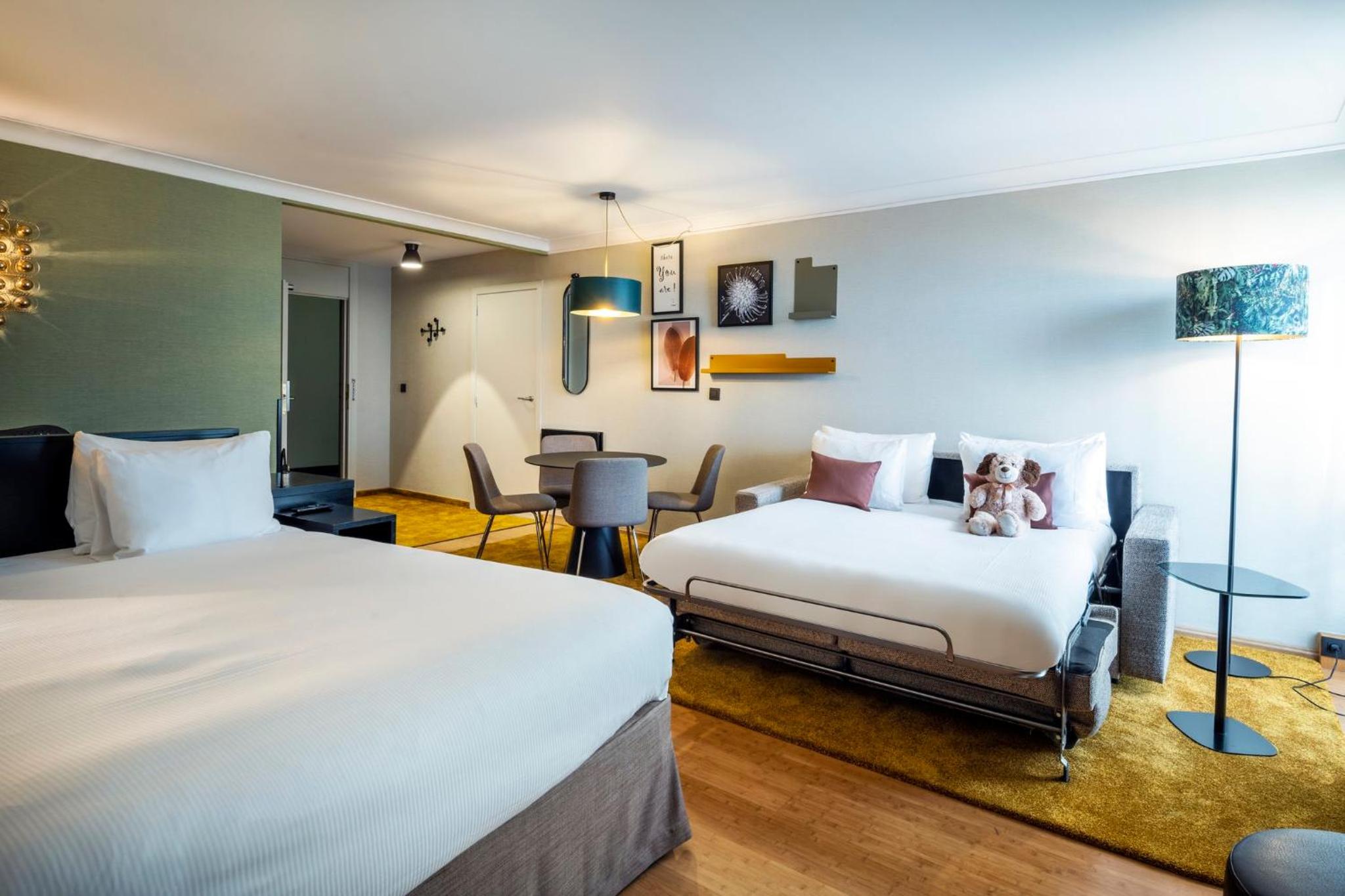 Premium King Room with Sofa Bed - Photo 7